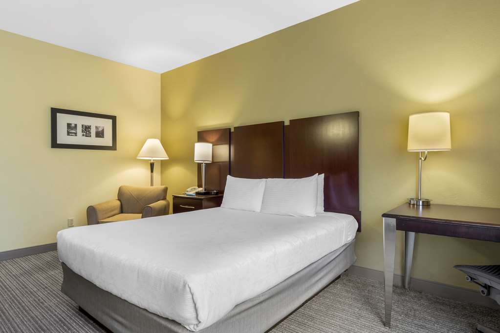 Best Western Plus Plaza by the Green Image