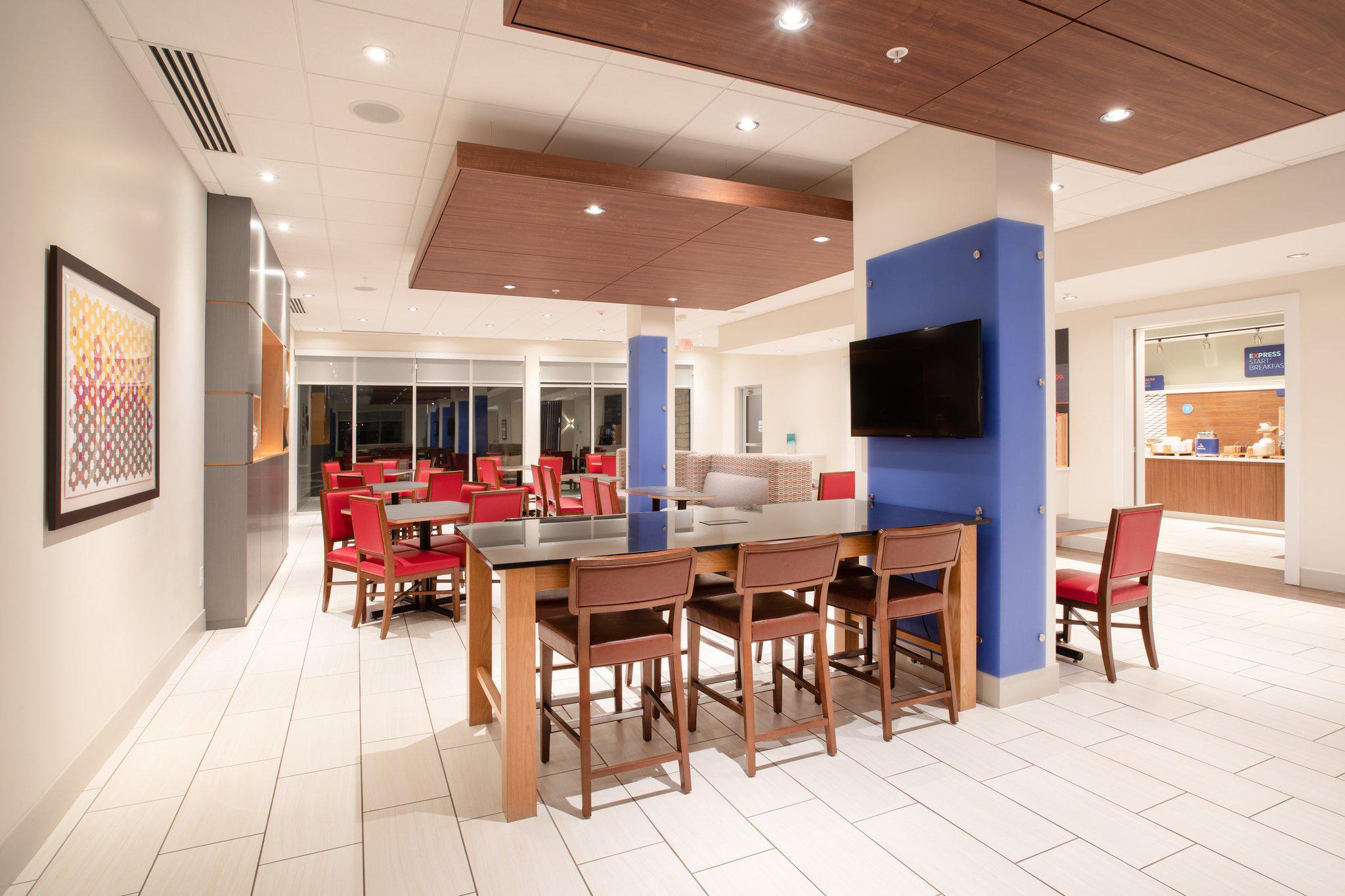 Holiday Inn Express & Suites Sterling Photo