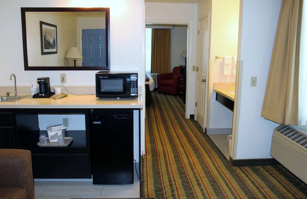 Best Western Visalia Hotel Image