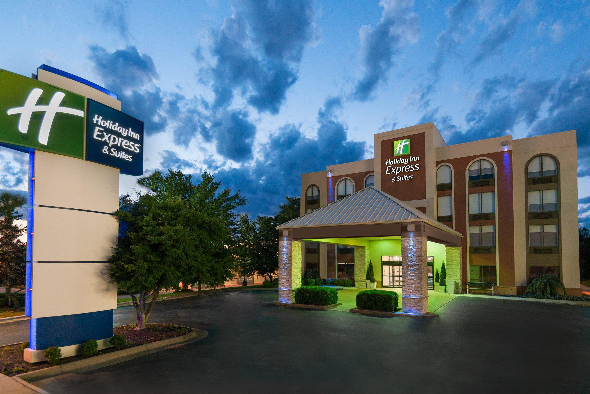 Holiday Inn Express & Suites Bentonville Photo