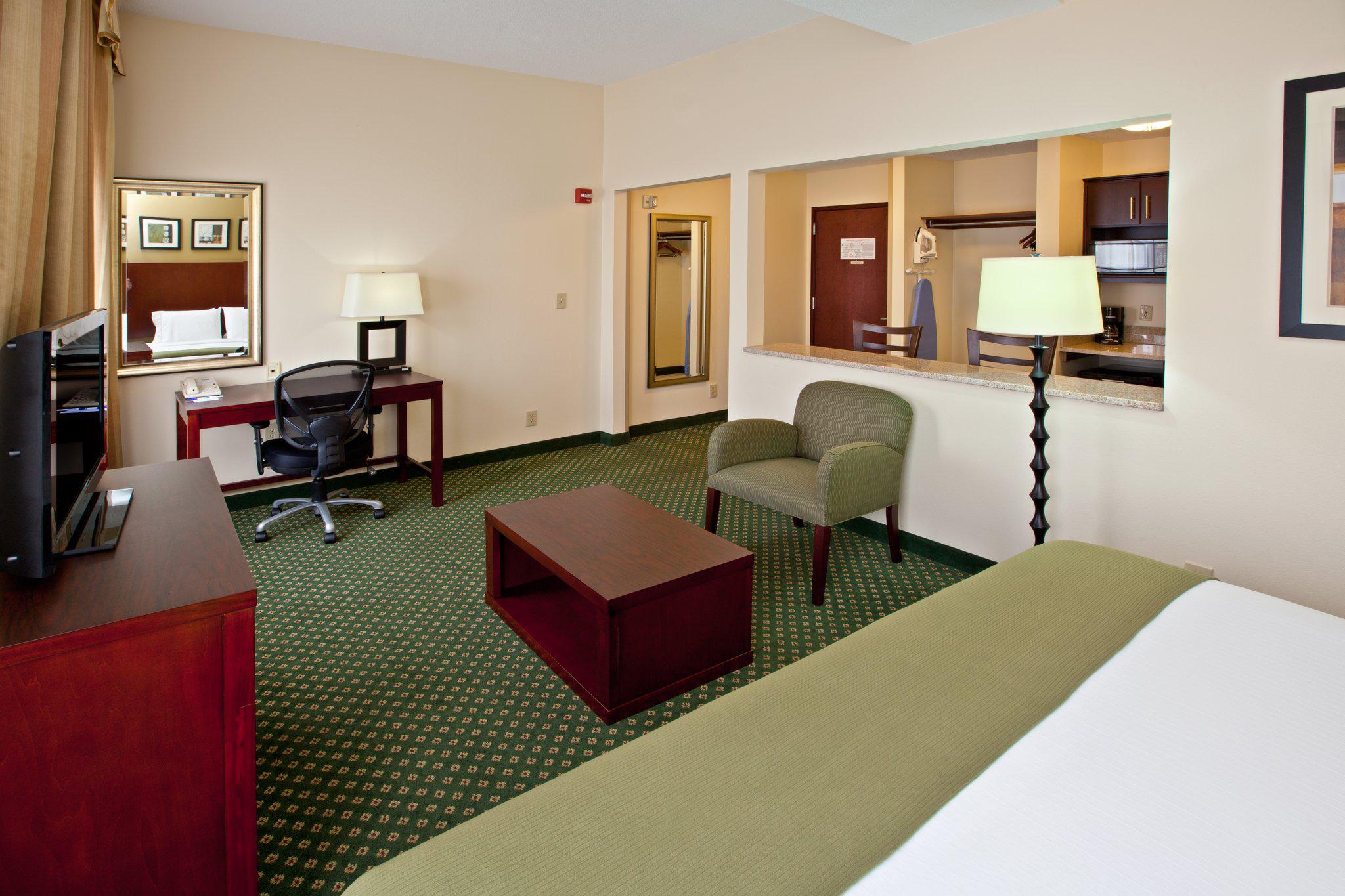 Holiday Inn Express & Suites Indianapolis - East Photo