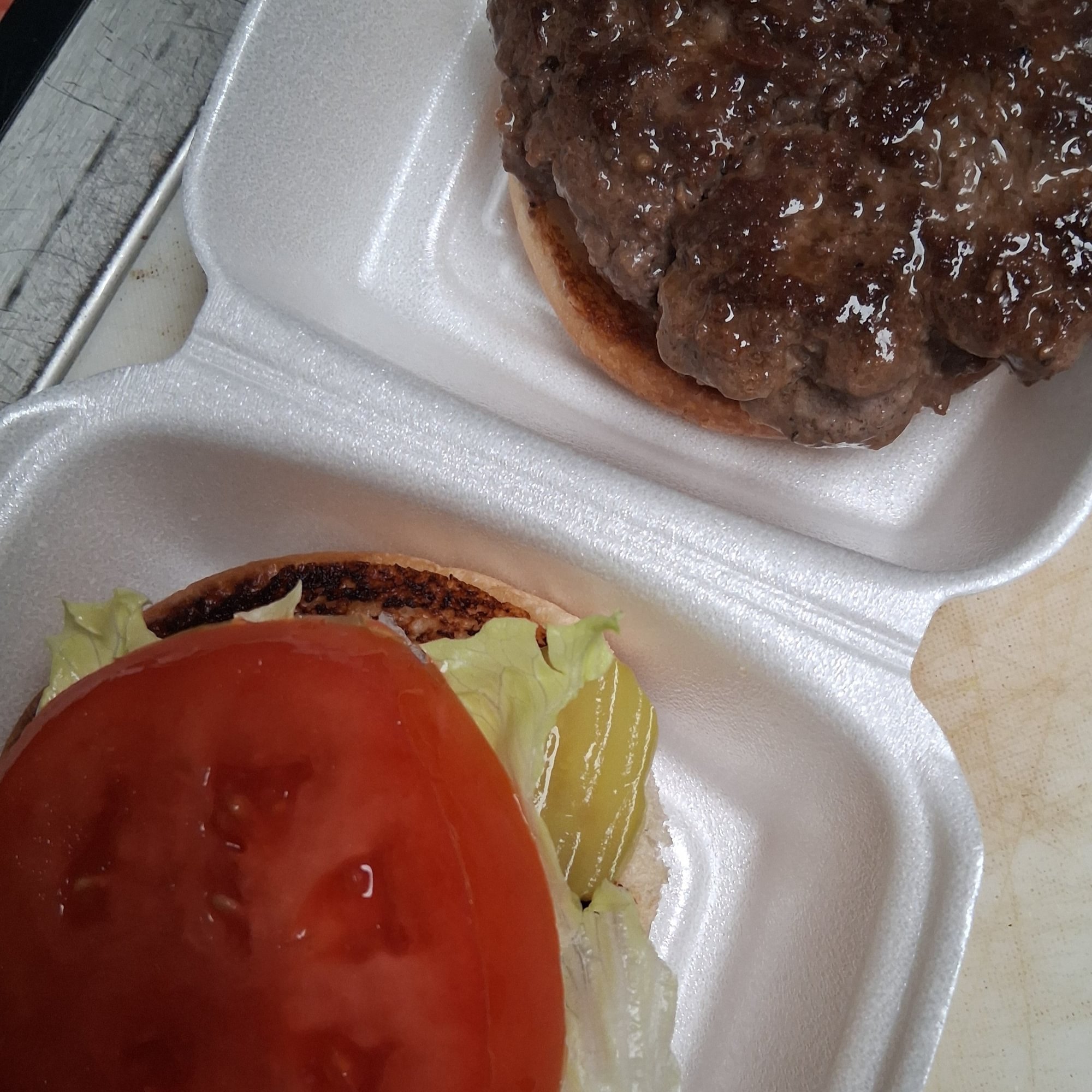 Hamburger lett, tomatoes, mayo, mustard, ketchup, onions, pickles