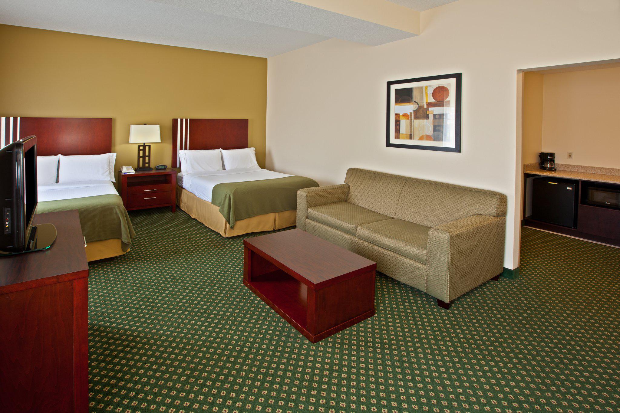 Holiday Inn Express & Suites Indianapolis - East Photo