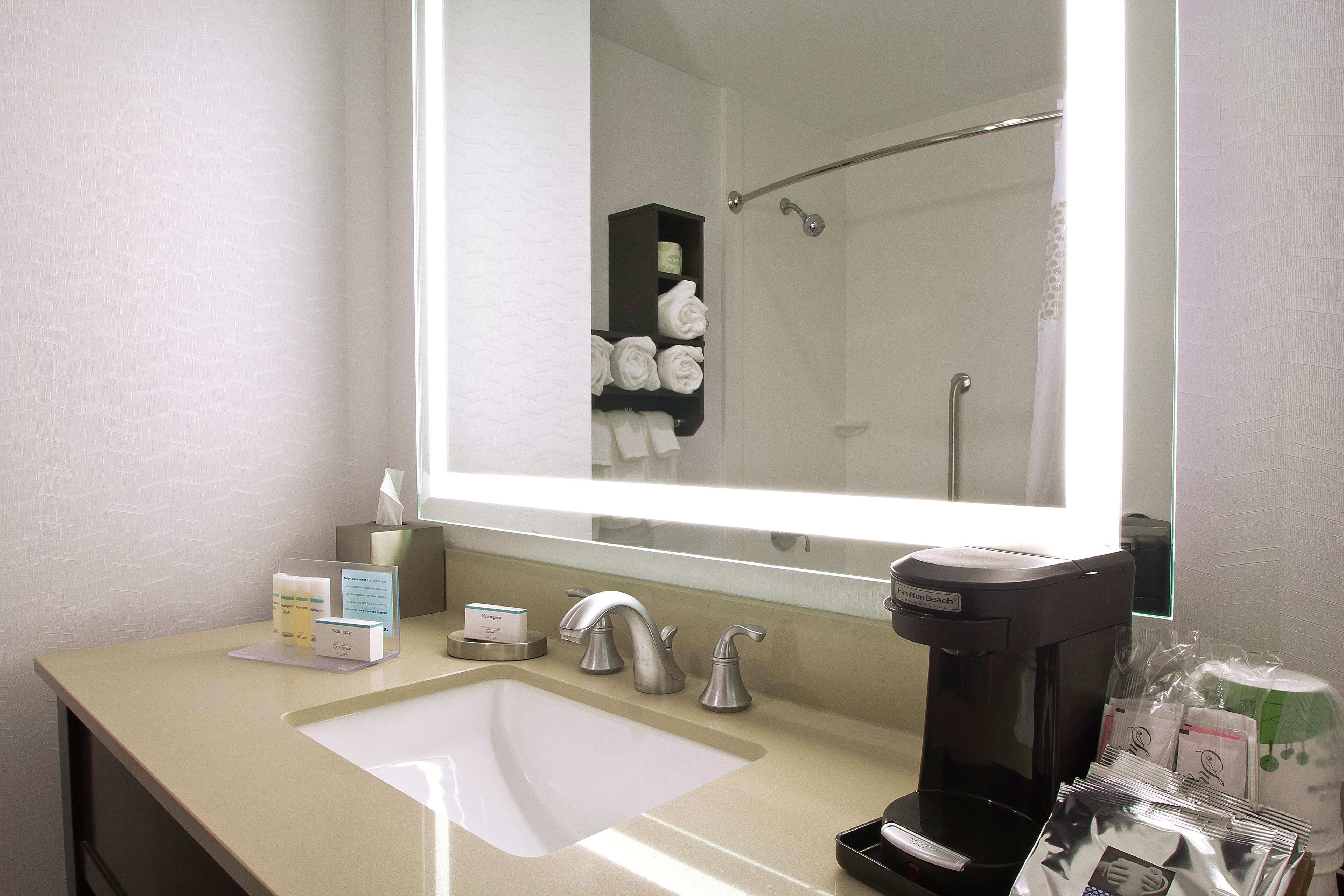 Guest room bath