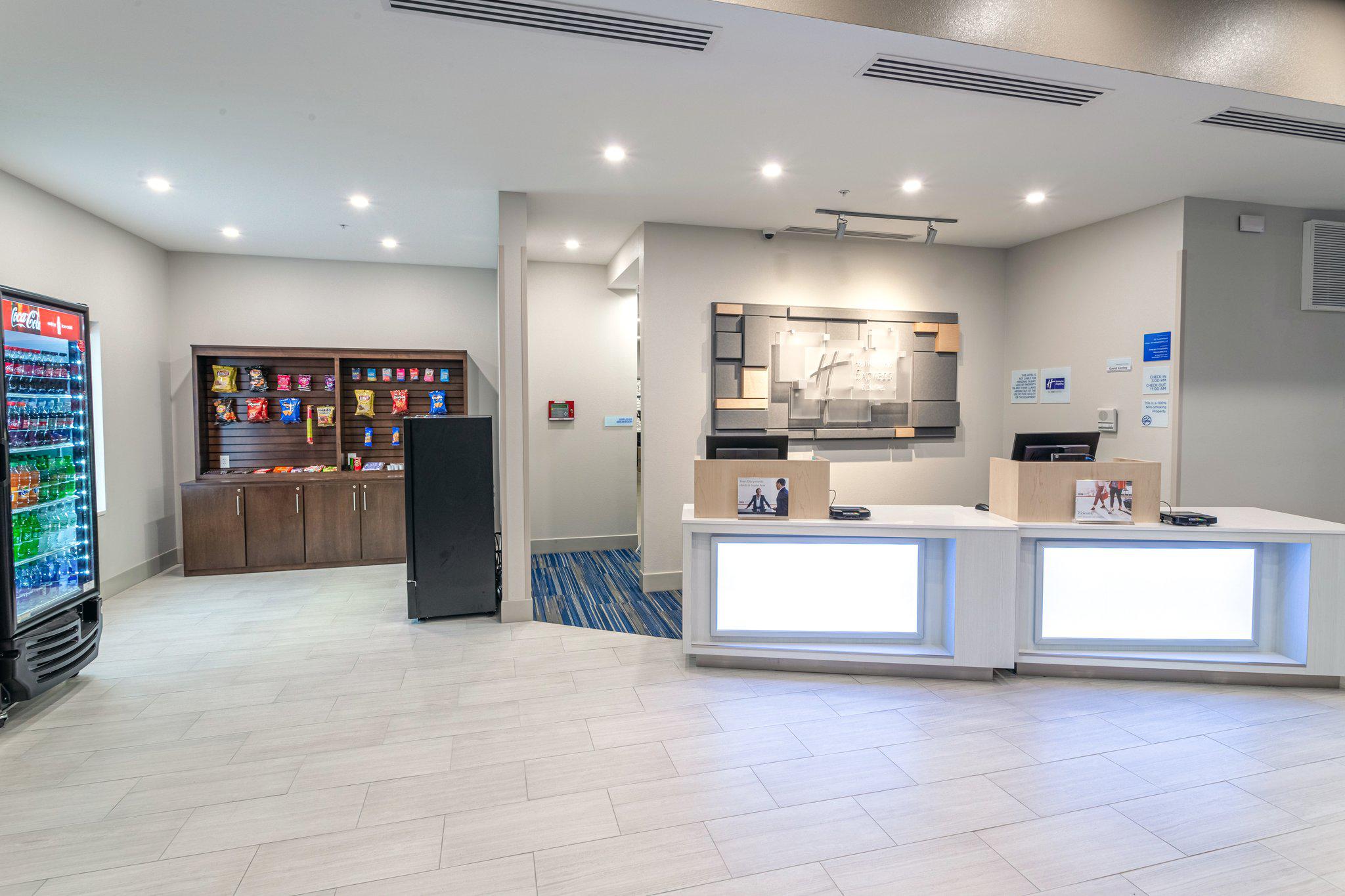 Holiday Inn Express & Suites Columbus - Worthington Photo