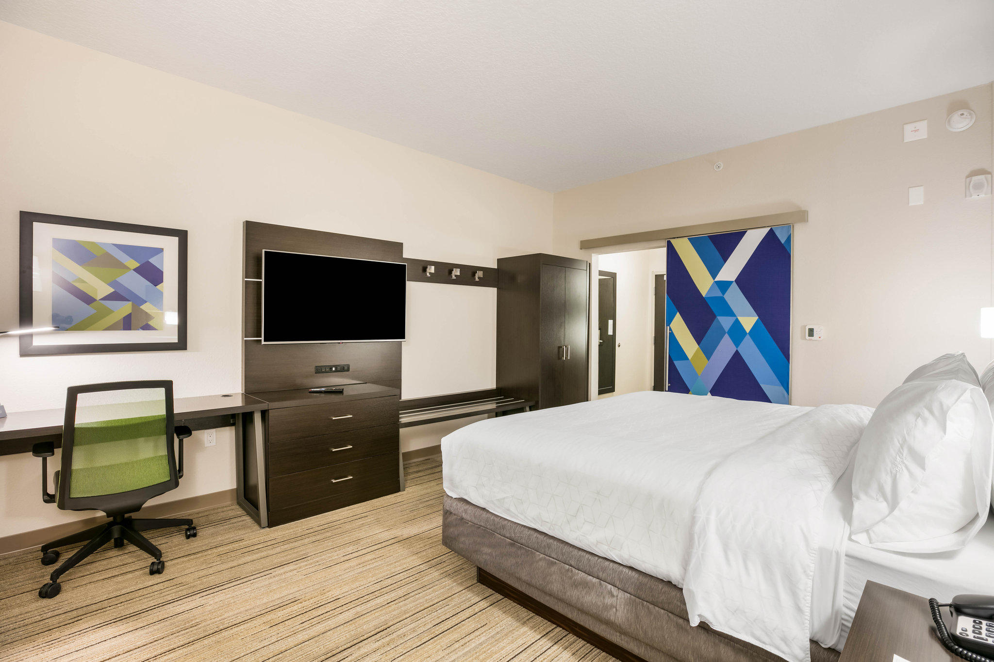 Holiday Inn Express & Suites Jacksonville - Town Center Photo