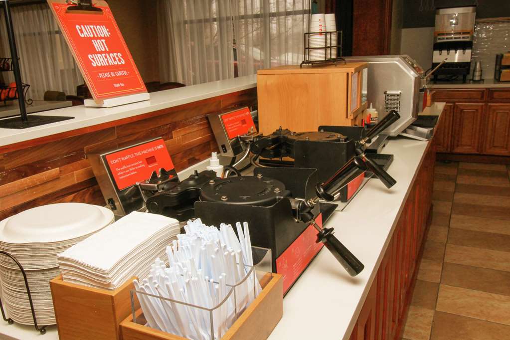 Hampton Inn Commerce Novi Image