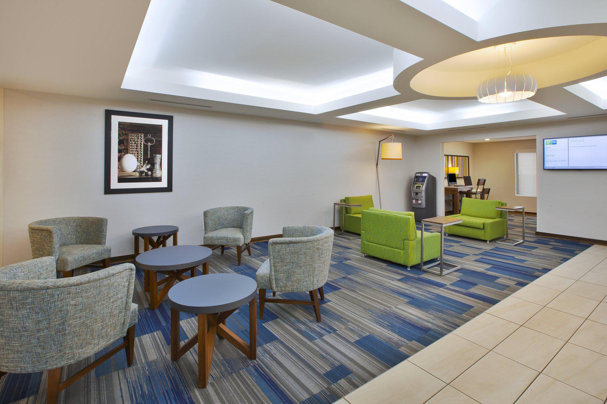 Holiday Inn Express & Suites Auburn Hills Photo
