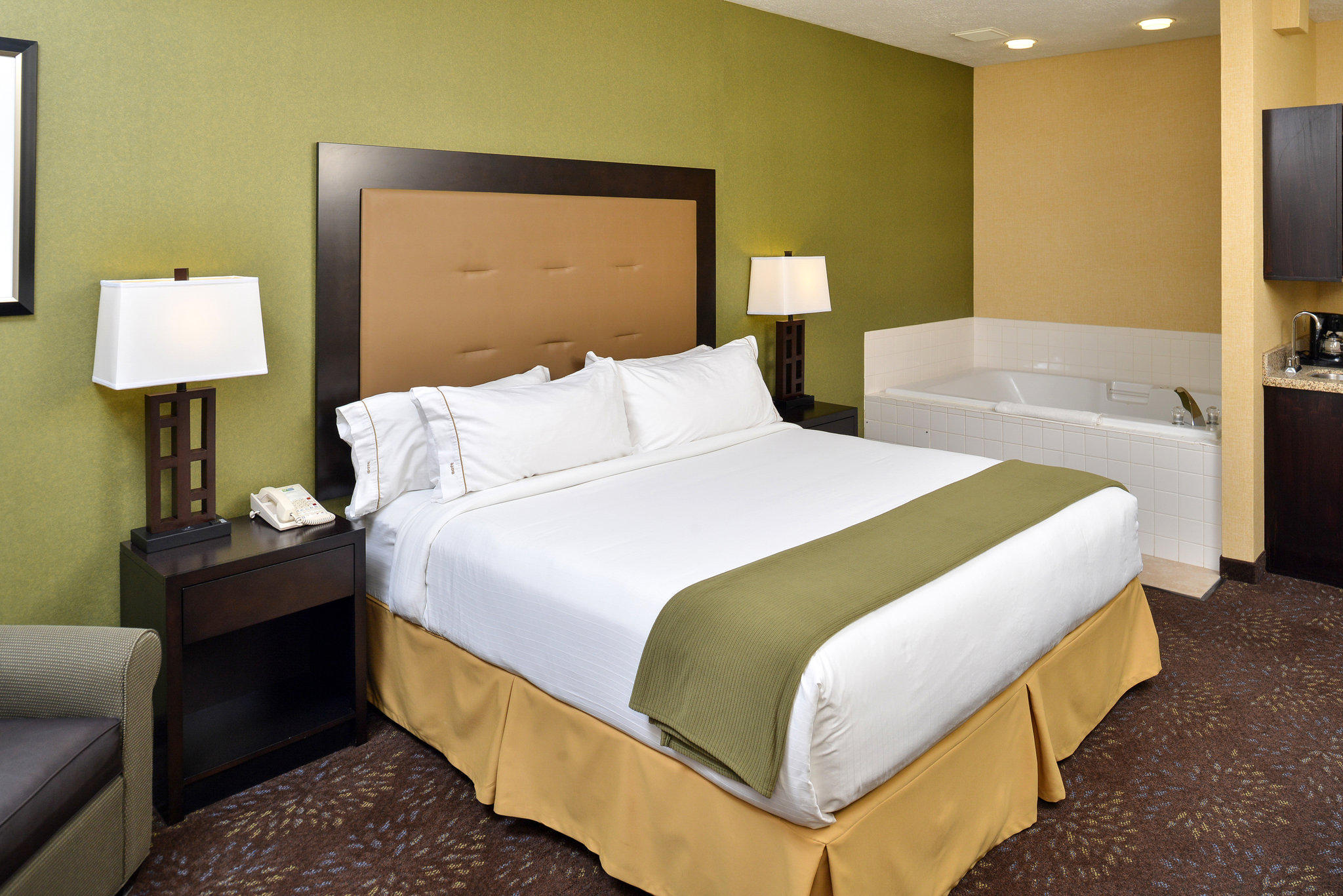 Holiday Inn Express & Suites Charlotte Photo