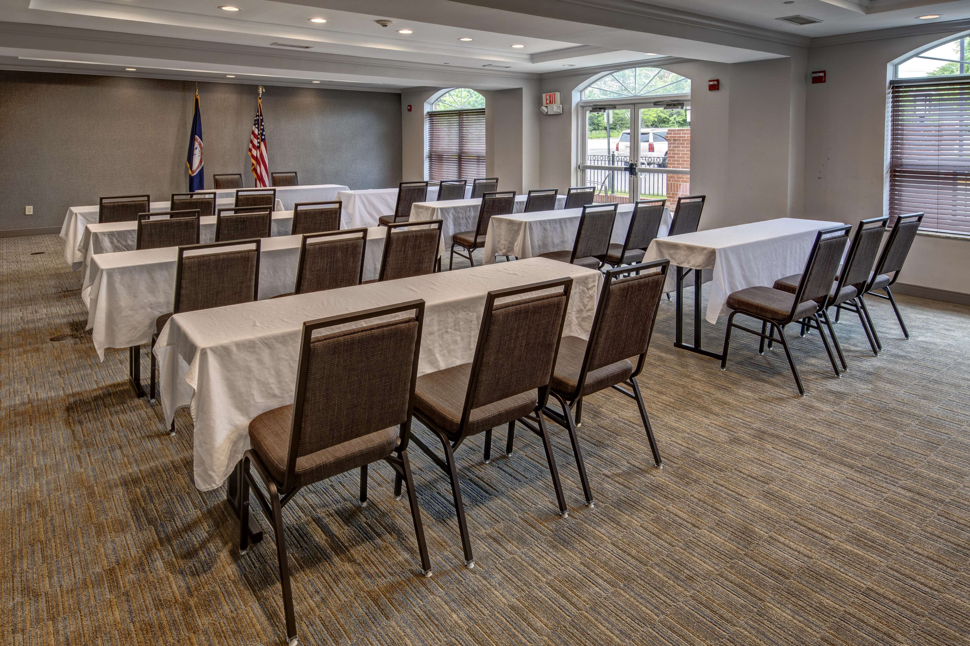 Country Inn & Suites by Radisson, Potomac Mills Woodbridge, VA Photo