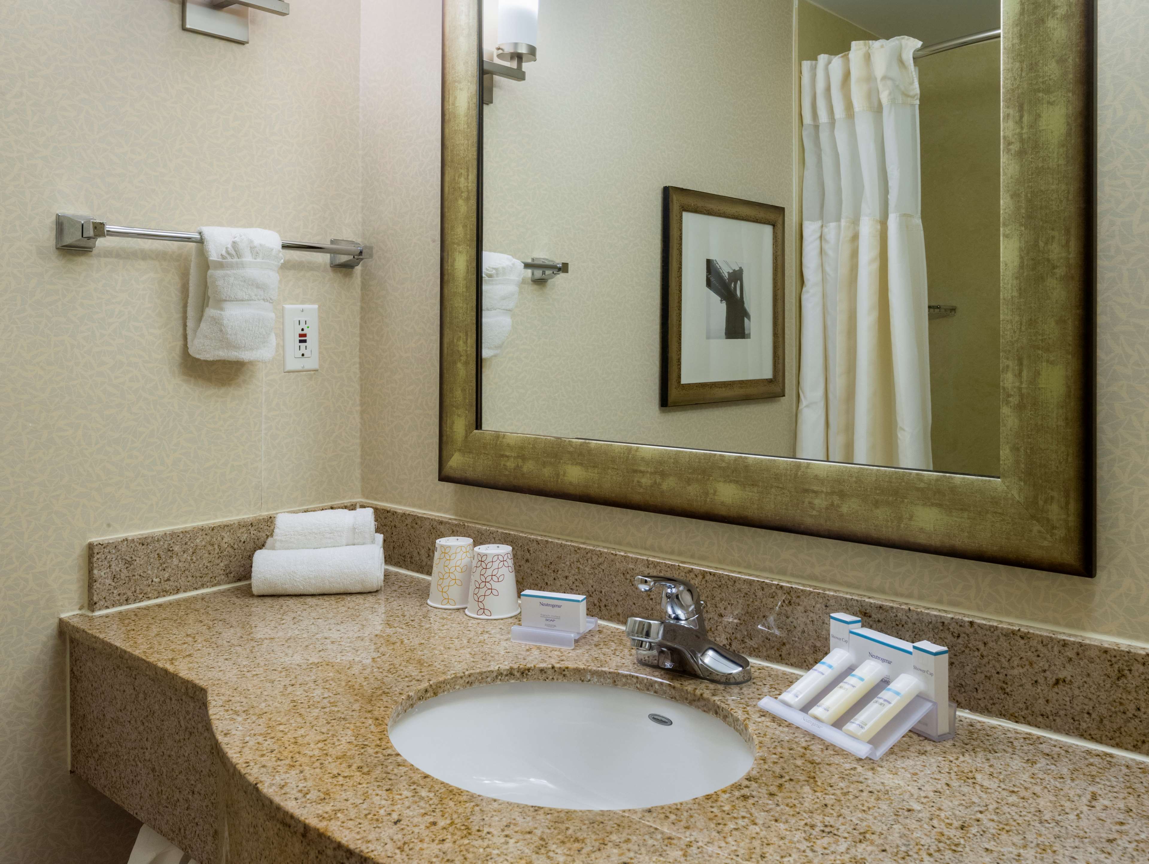 Guest room bath