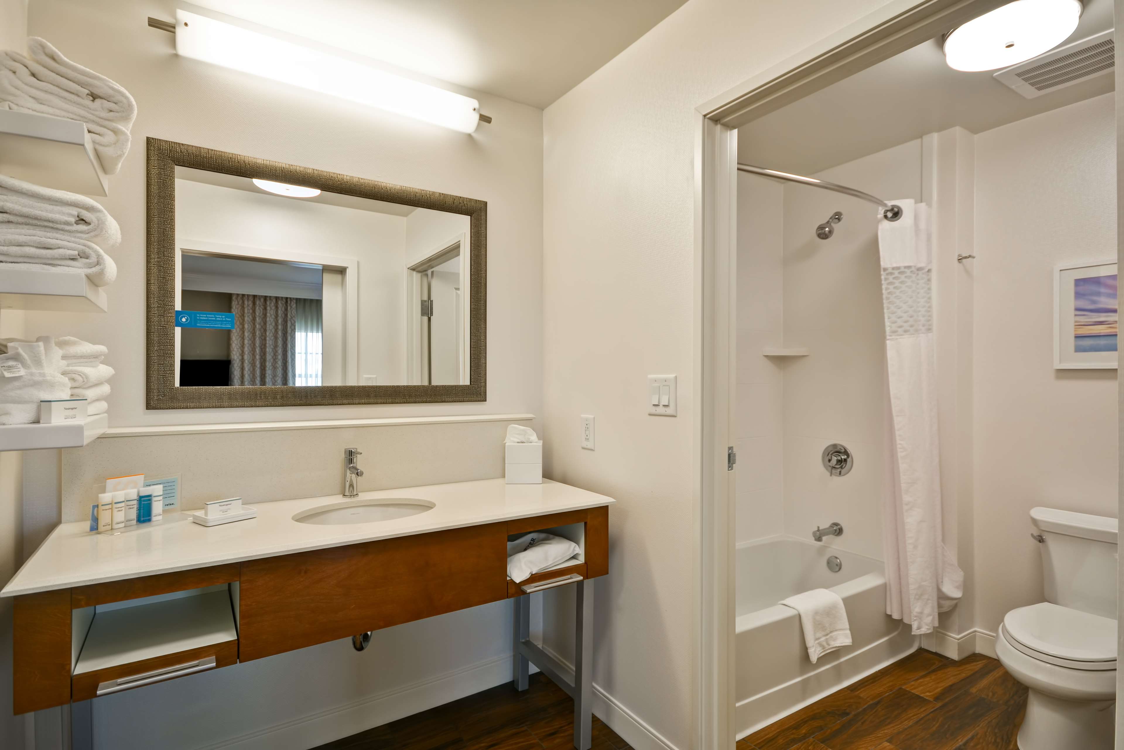 Guest room bath