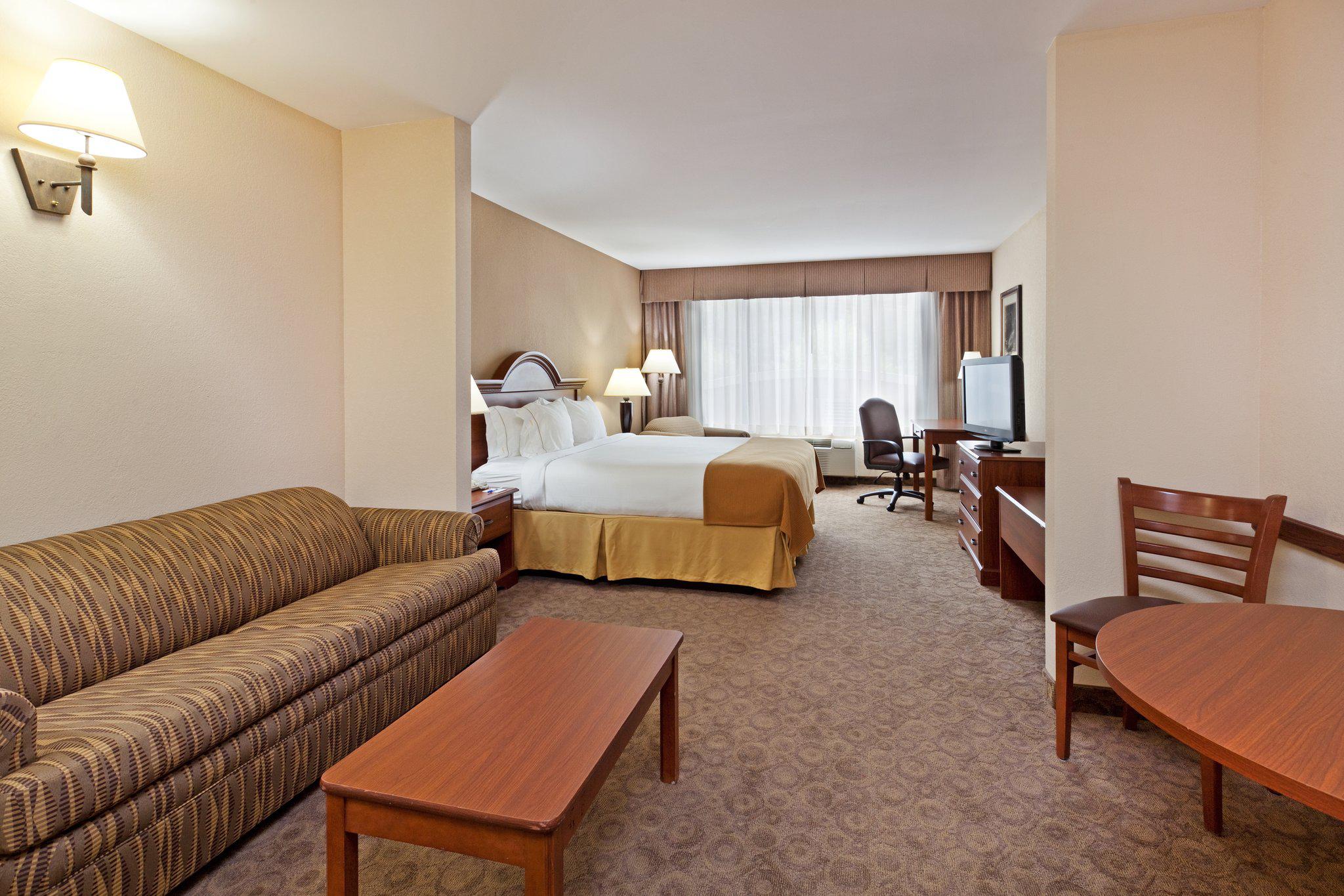 Holiday Inn Express & Suites Brevard Photo