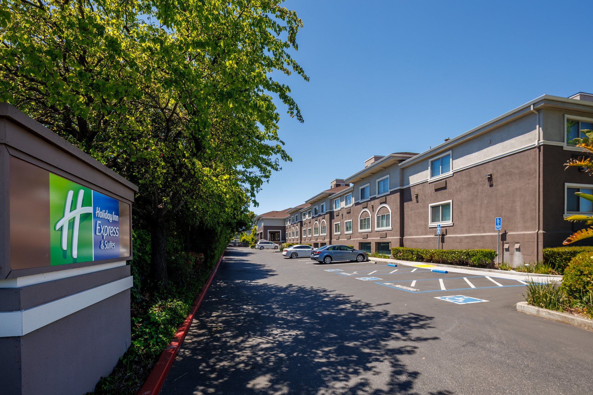Holiday Inn Express & Suites Mountain View Silicon Valley by IHG Image