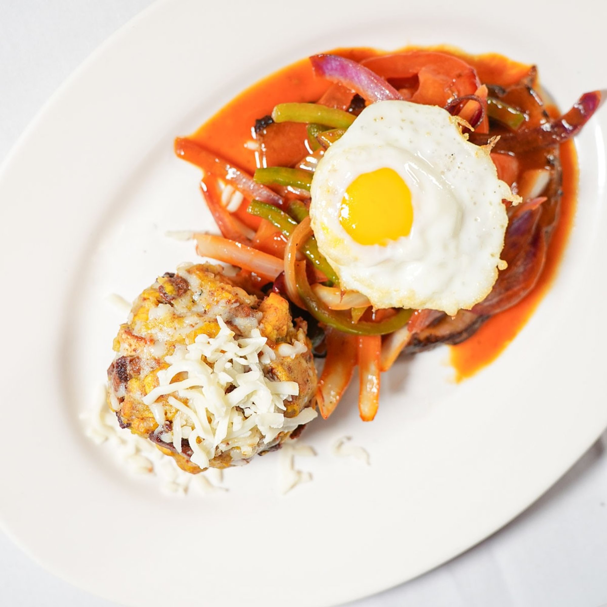 Bolón Mixto con Bisctec y Huevo Frito