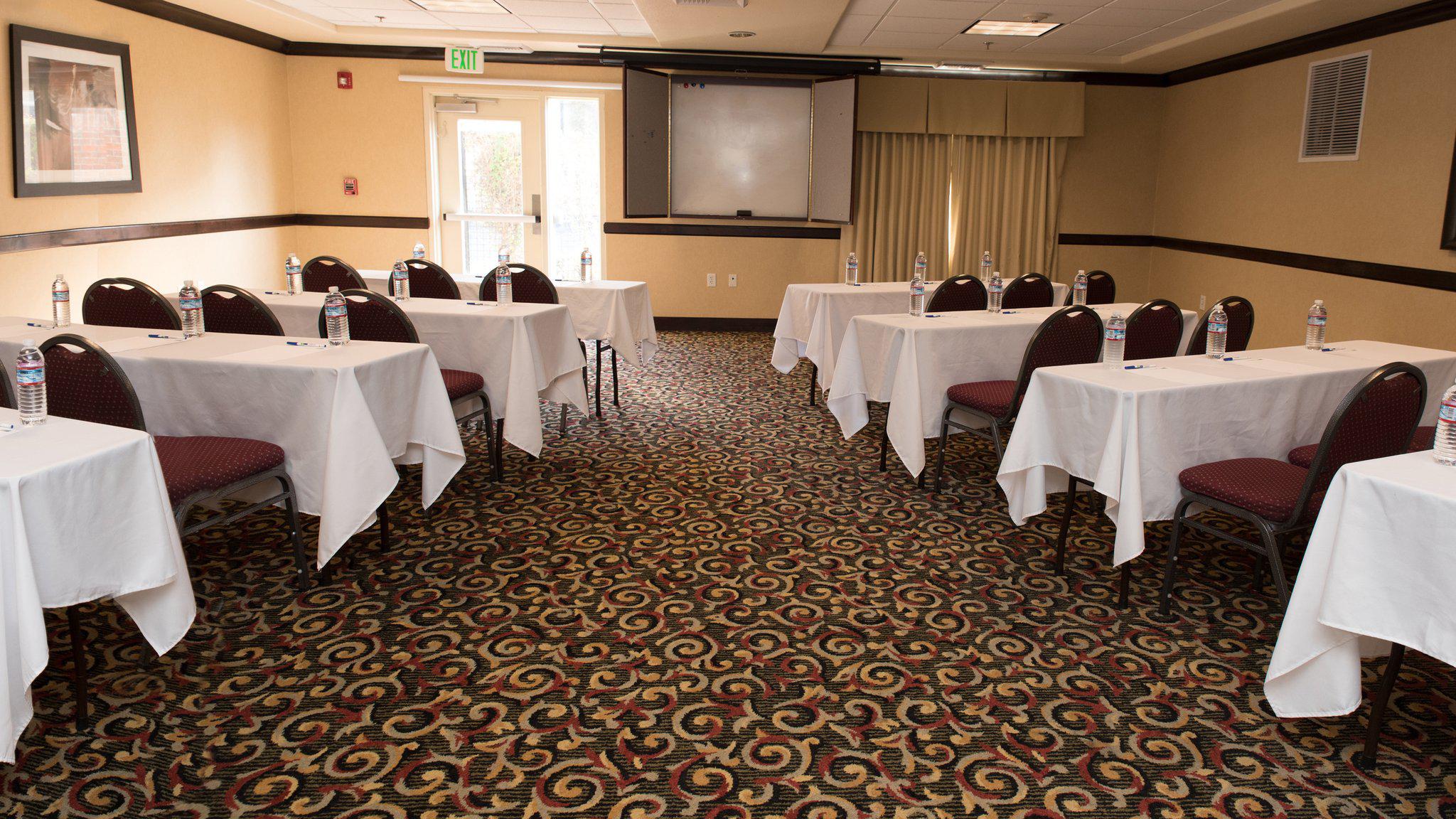 Holiday Inn Express & Suites Lincoln-Roseville Area Photo