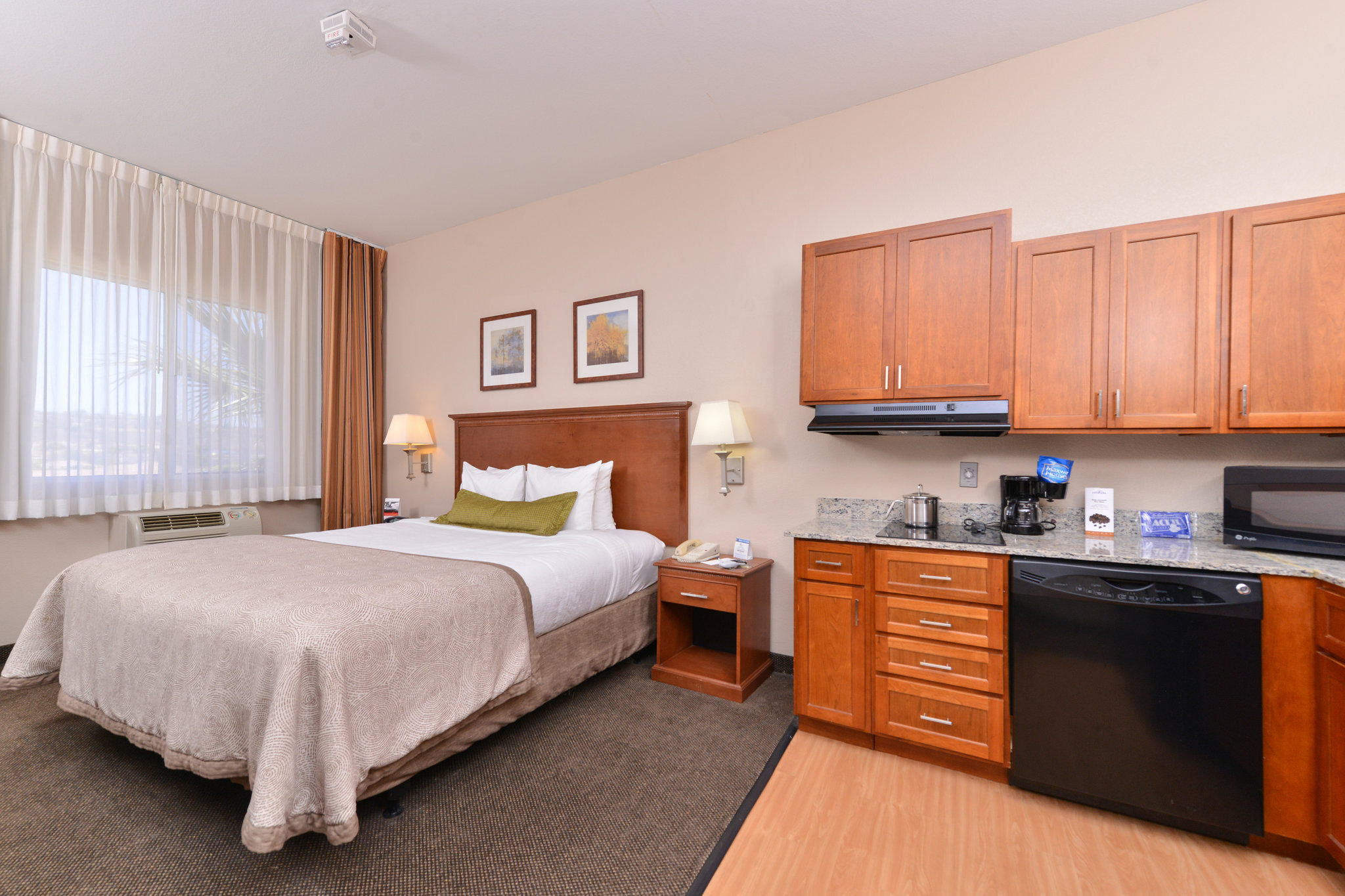 Candlewood Suites San Diego Photo