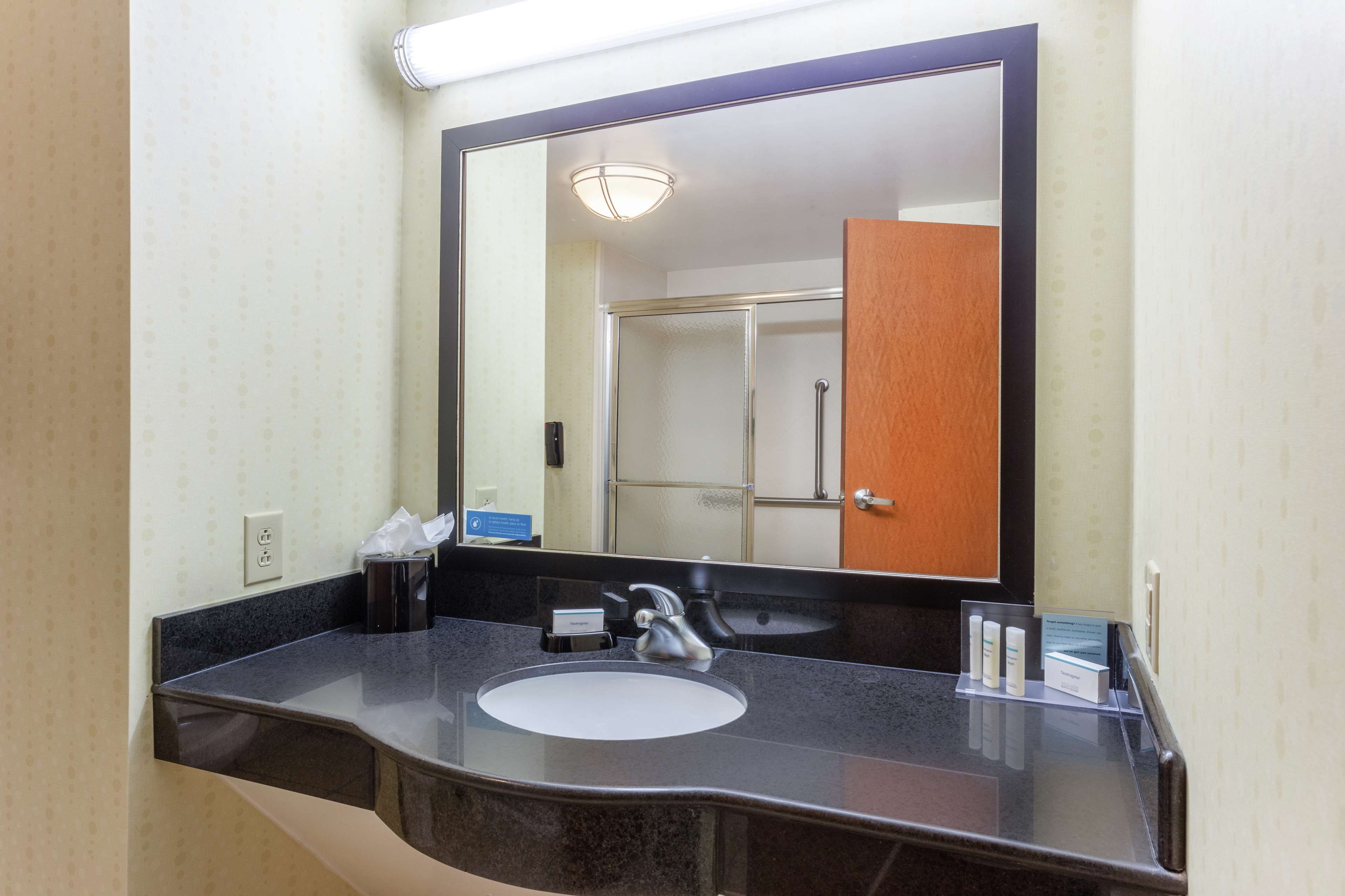 Guest room bath