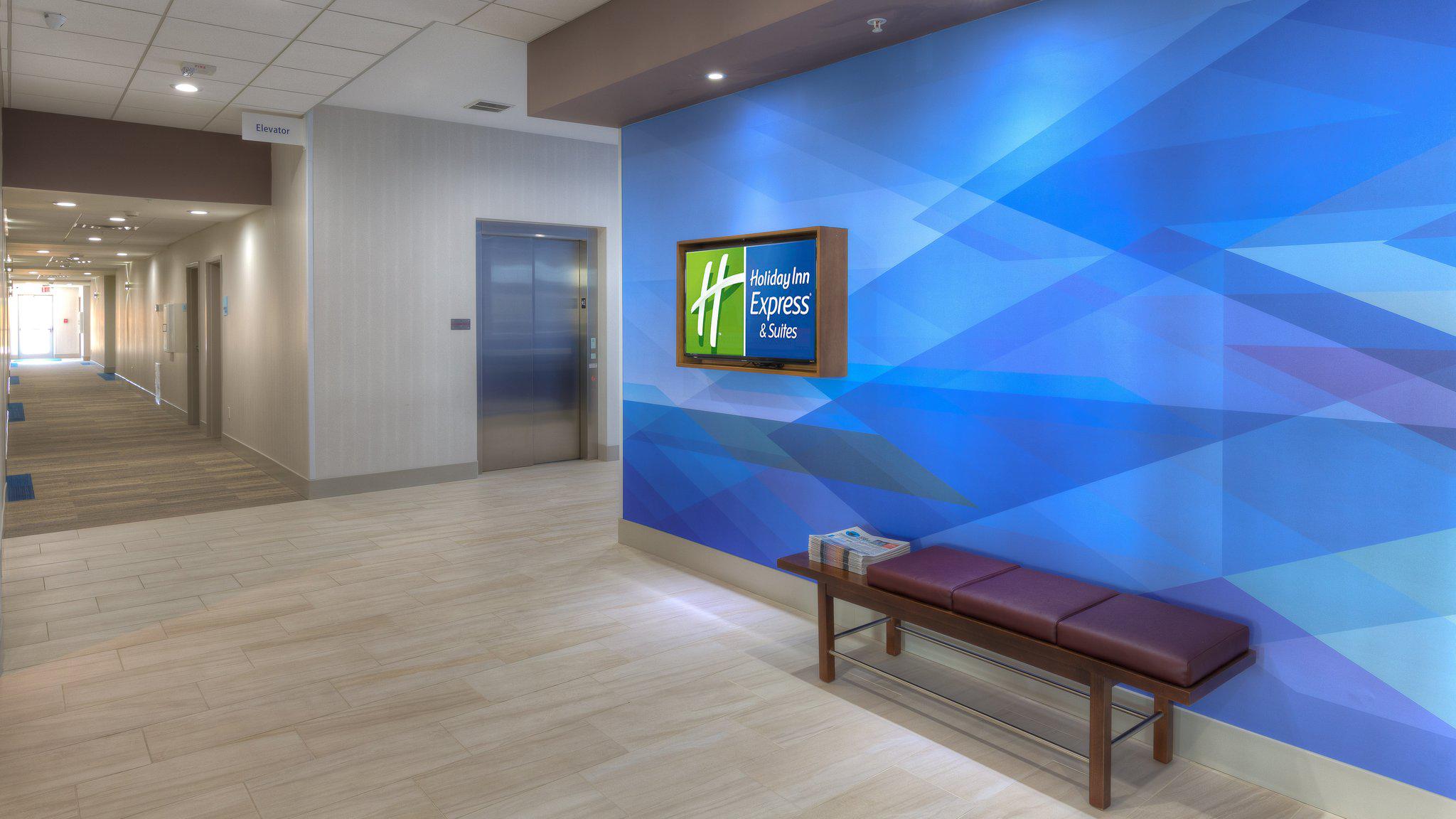 Holiday Inn Express & Suites Tulsa Midtown Photo