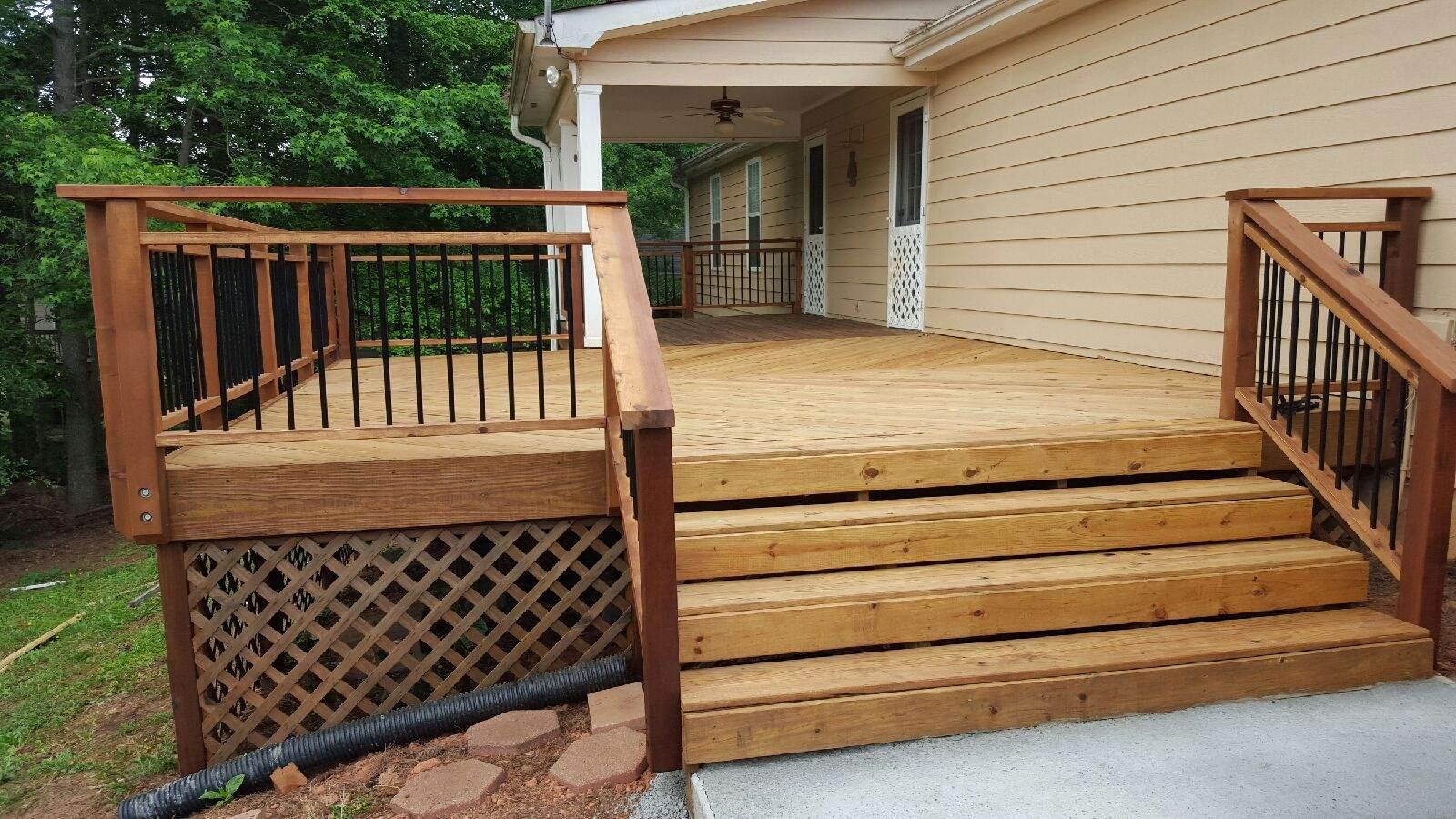 Deck build with cedar handrailing and aluminum balisters.