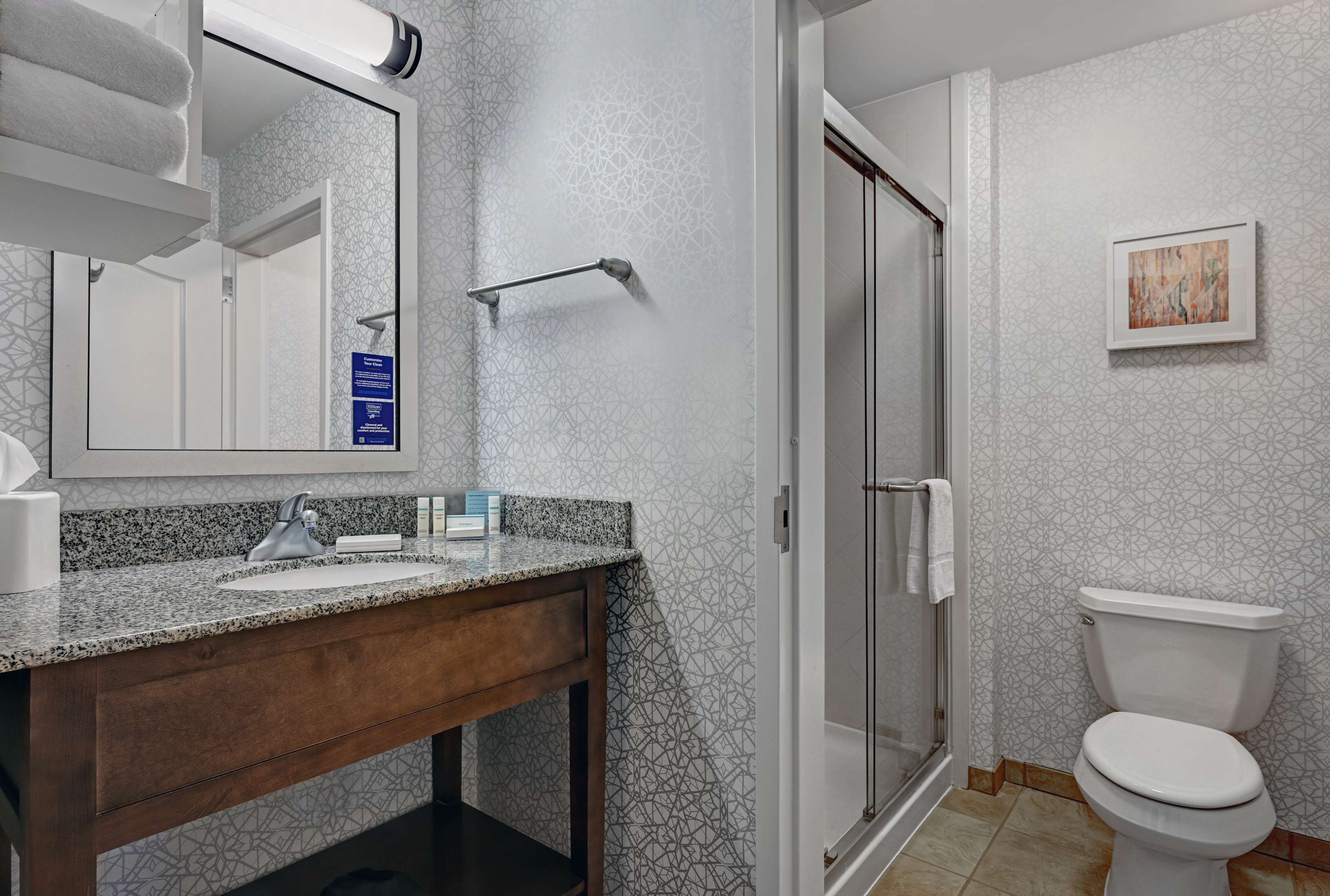 Guest room bath