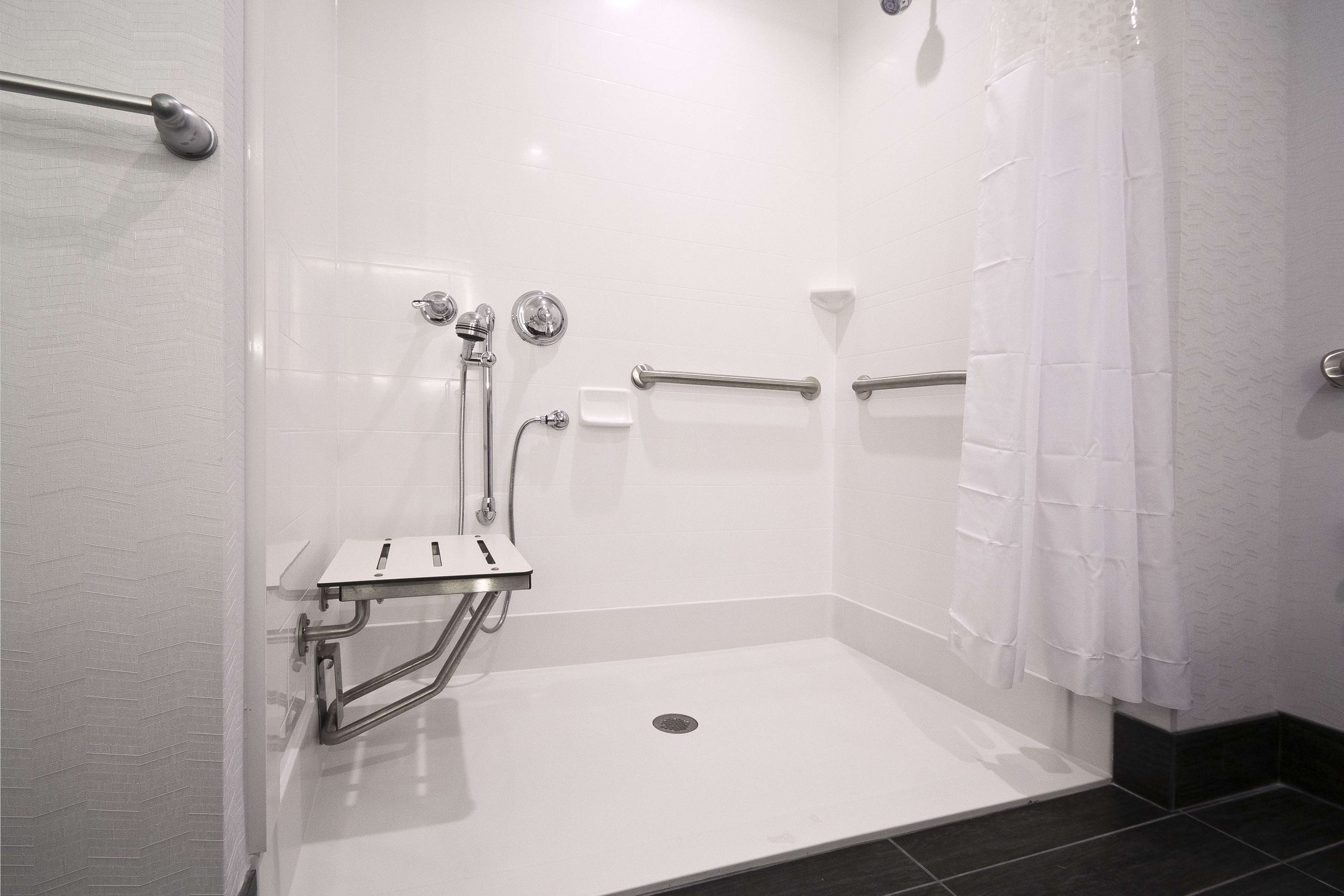 Guest room bath