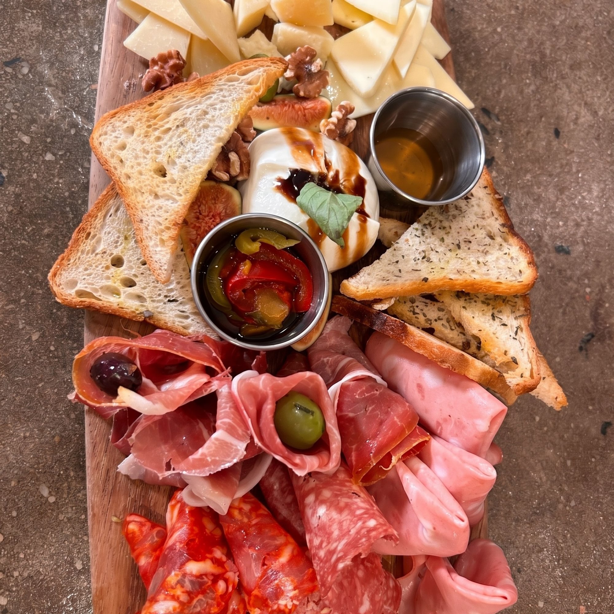 Tagliere Misto Di Salumi E Formaggi