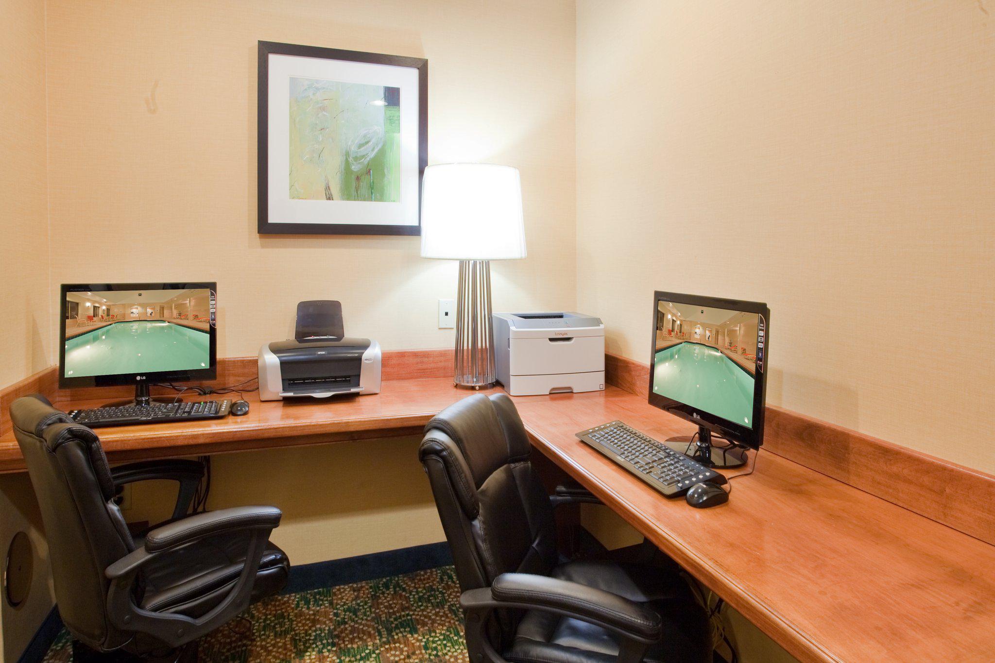 Holiday Inn Express & Suites Fredericksburg Photo