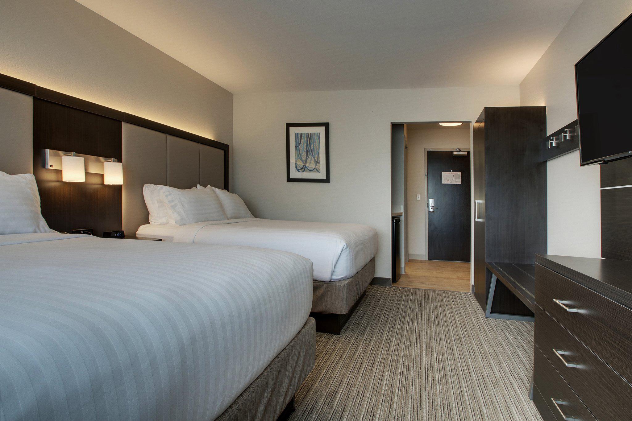 Holiday Inn Express & Suites Mount Vernon Photo