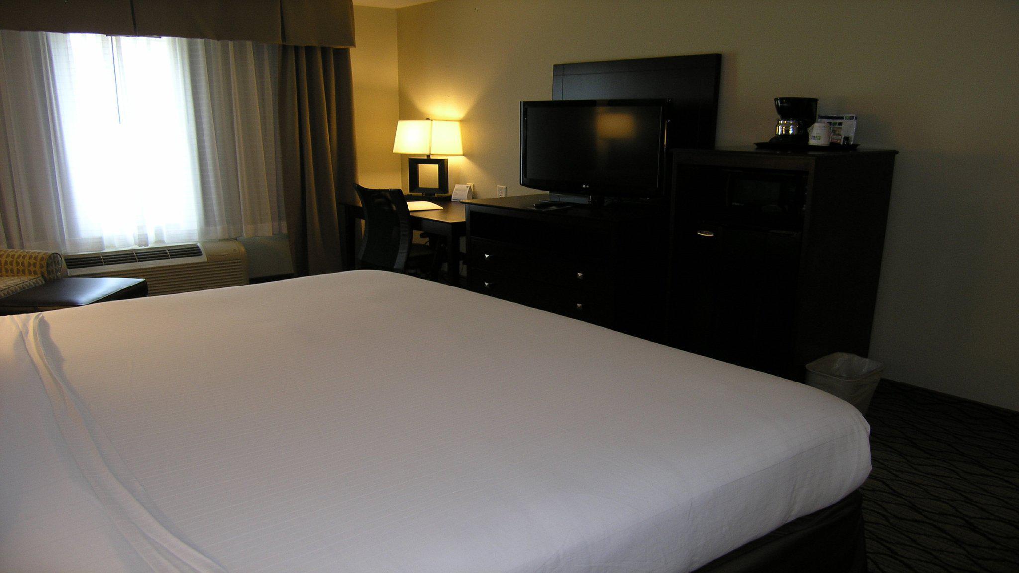 Holiday Inn Express & Suites Belle Vernon Photo