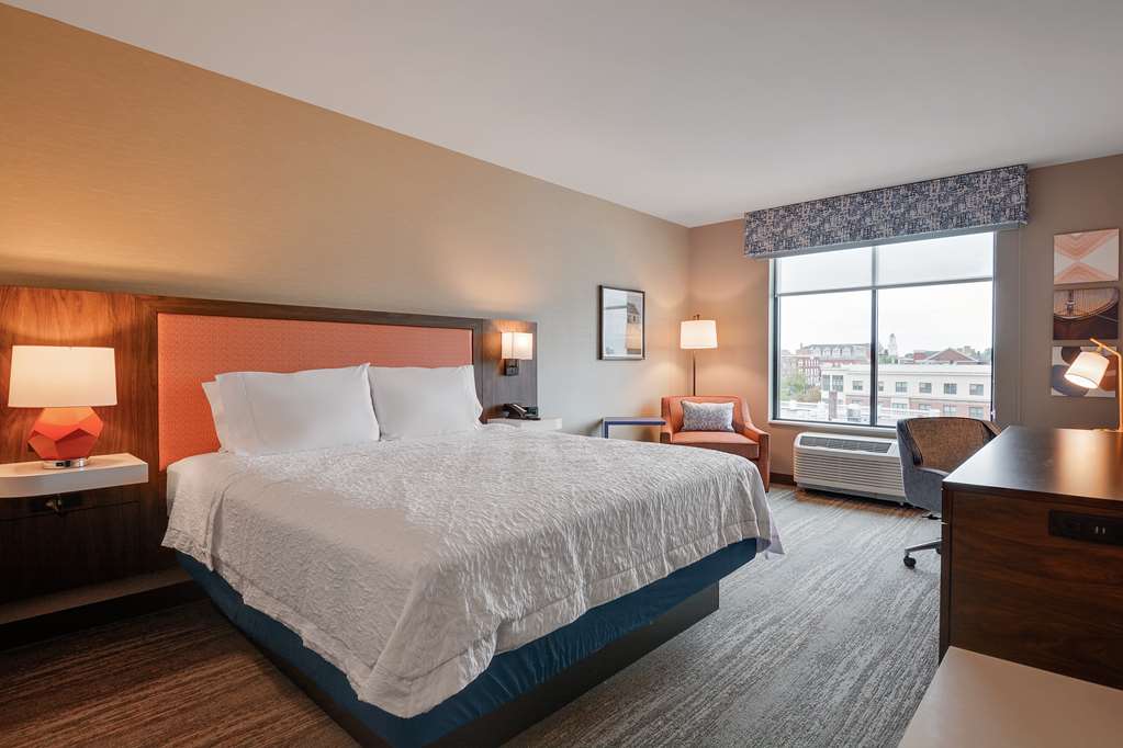 Hampton Inn Salem Boston Image
