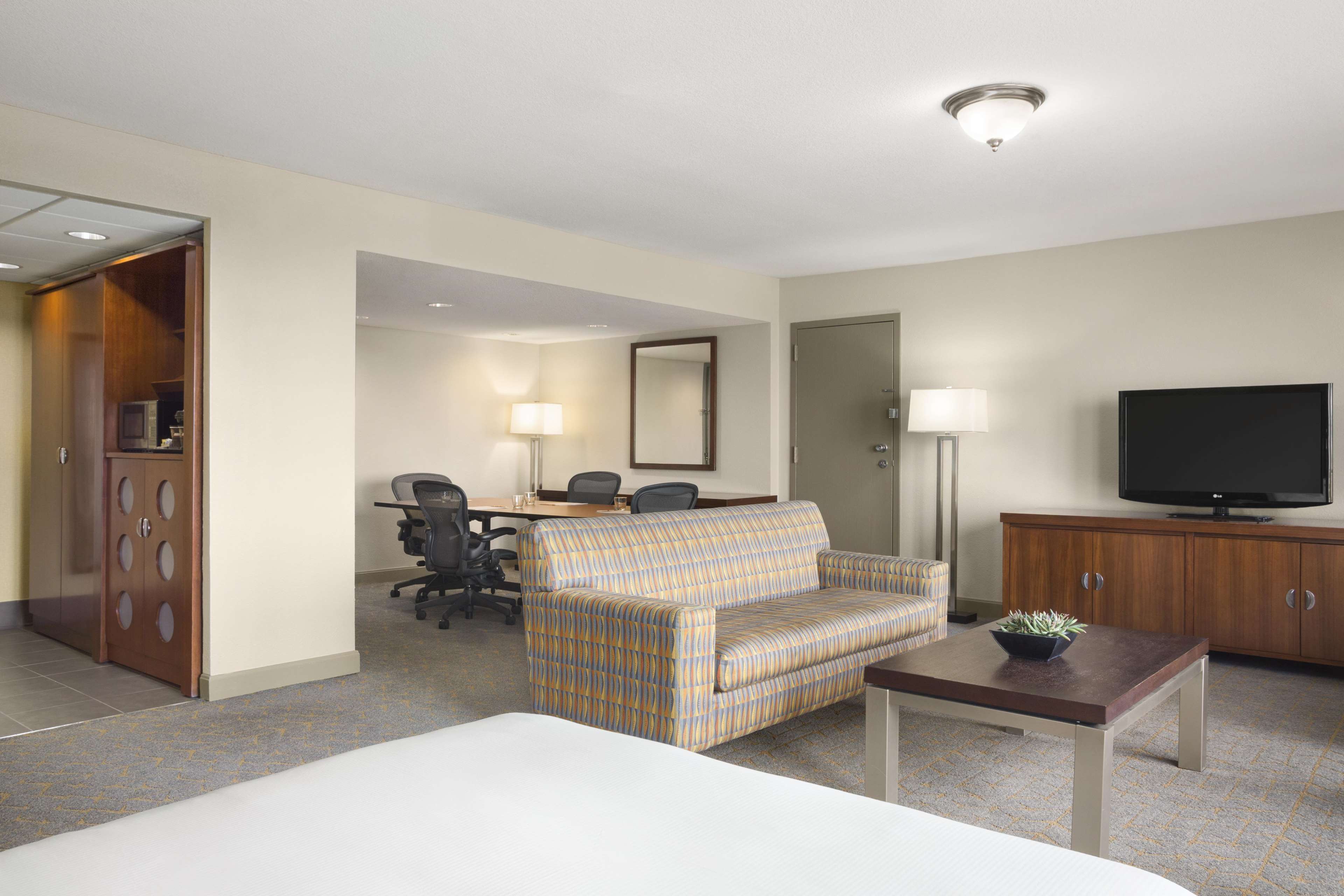 DoubleTree by Hilton Hotel Dallas - DFW Airport North Photo