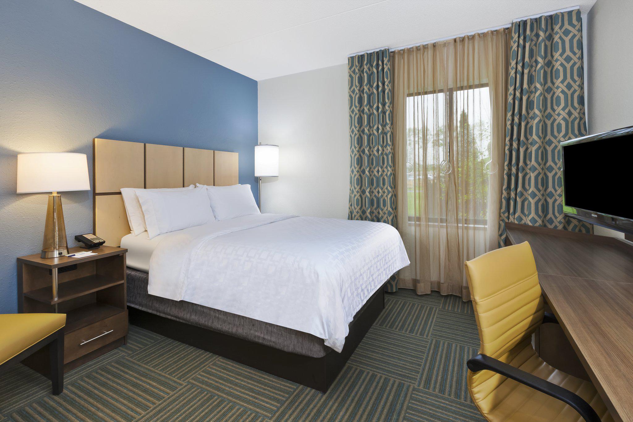Candlewood Suites Grand Rapids Airport Photo