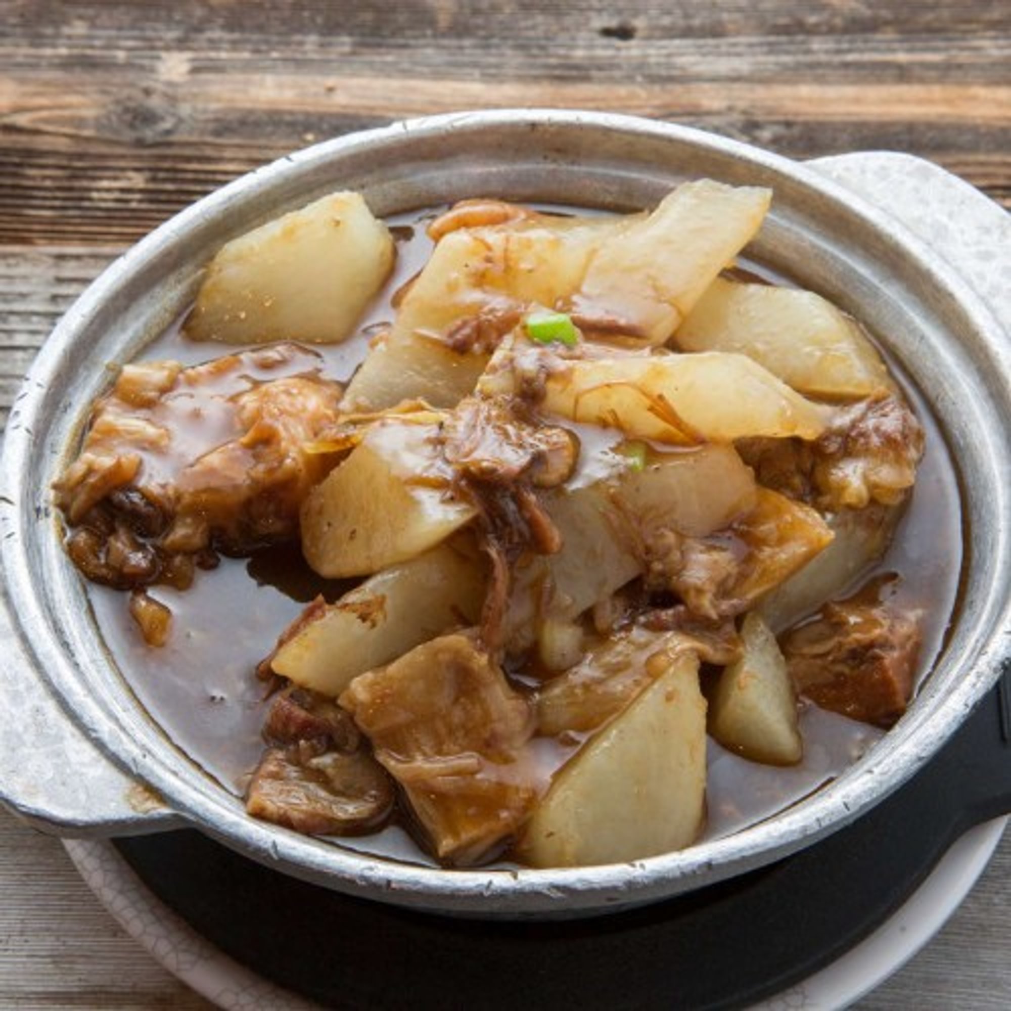 H10 Beef Stew & Daikon Hot Pot 柱候蘿蔔牛腩煲