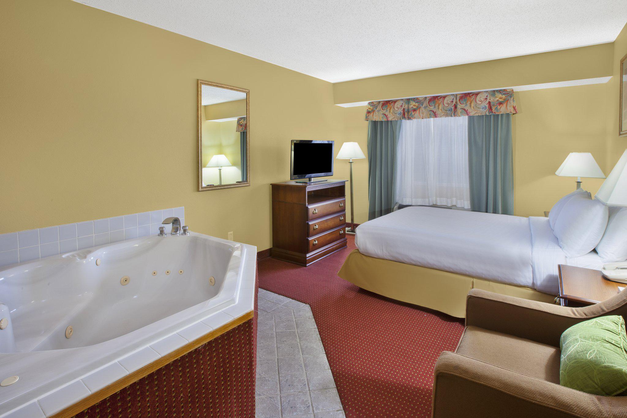 Holiday Inn Express Irwin (PA Tpk Exit 67) Photo