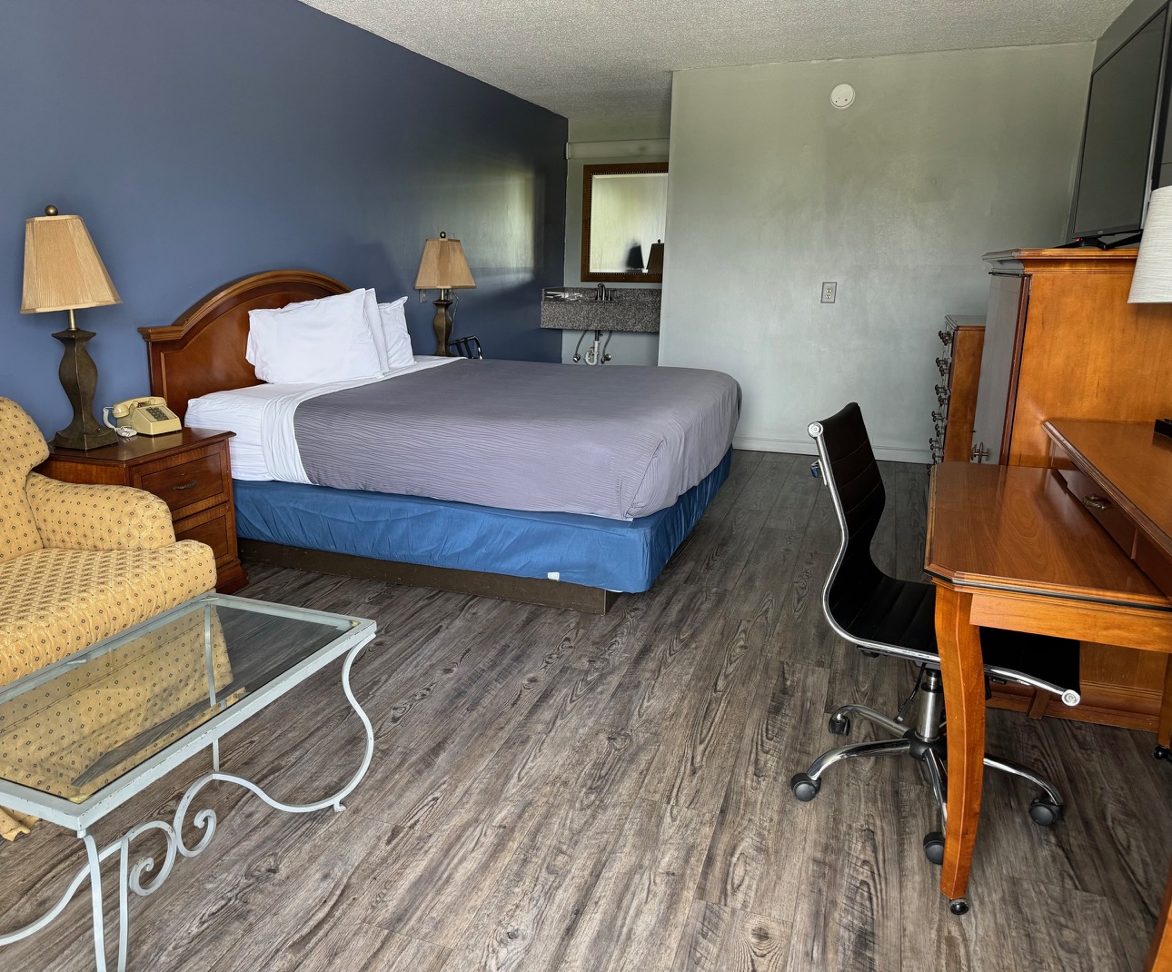 Bayview Motel LLC Logo