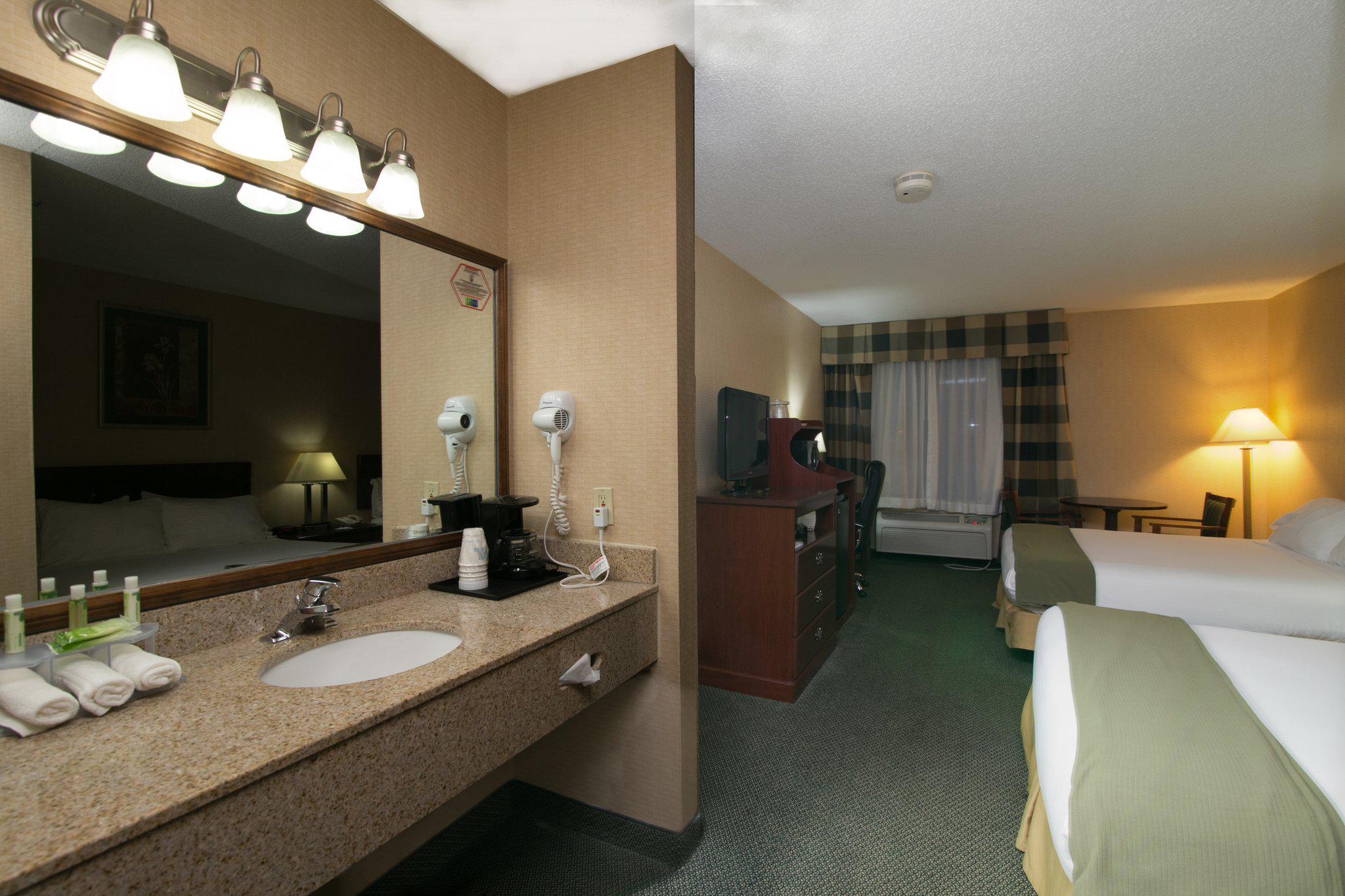 Holiday Inn Express & Suites Sycamore Photo