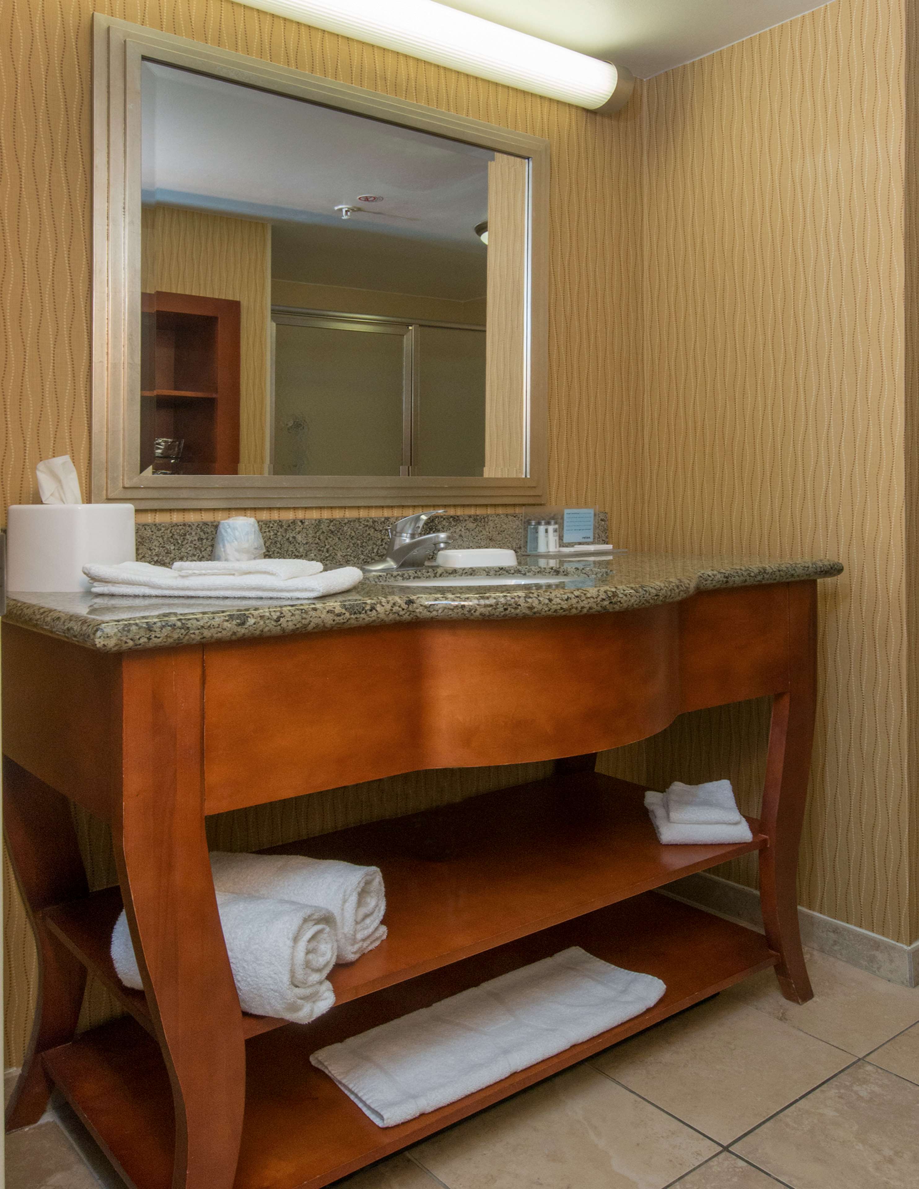 Guest room bath