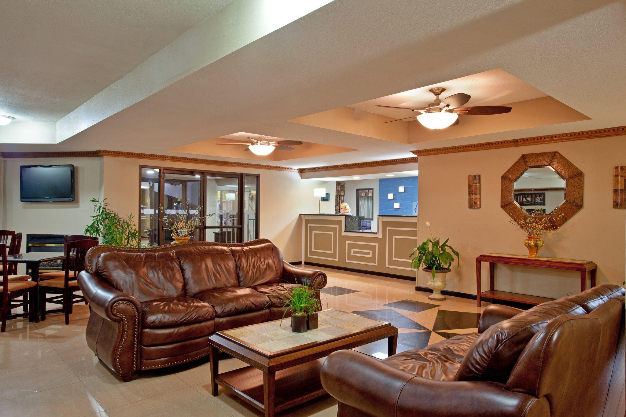 Holiday Inn Express & Suites Three Rivers Photo