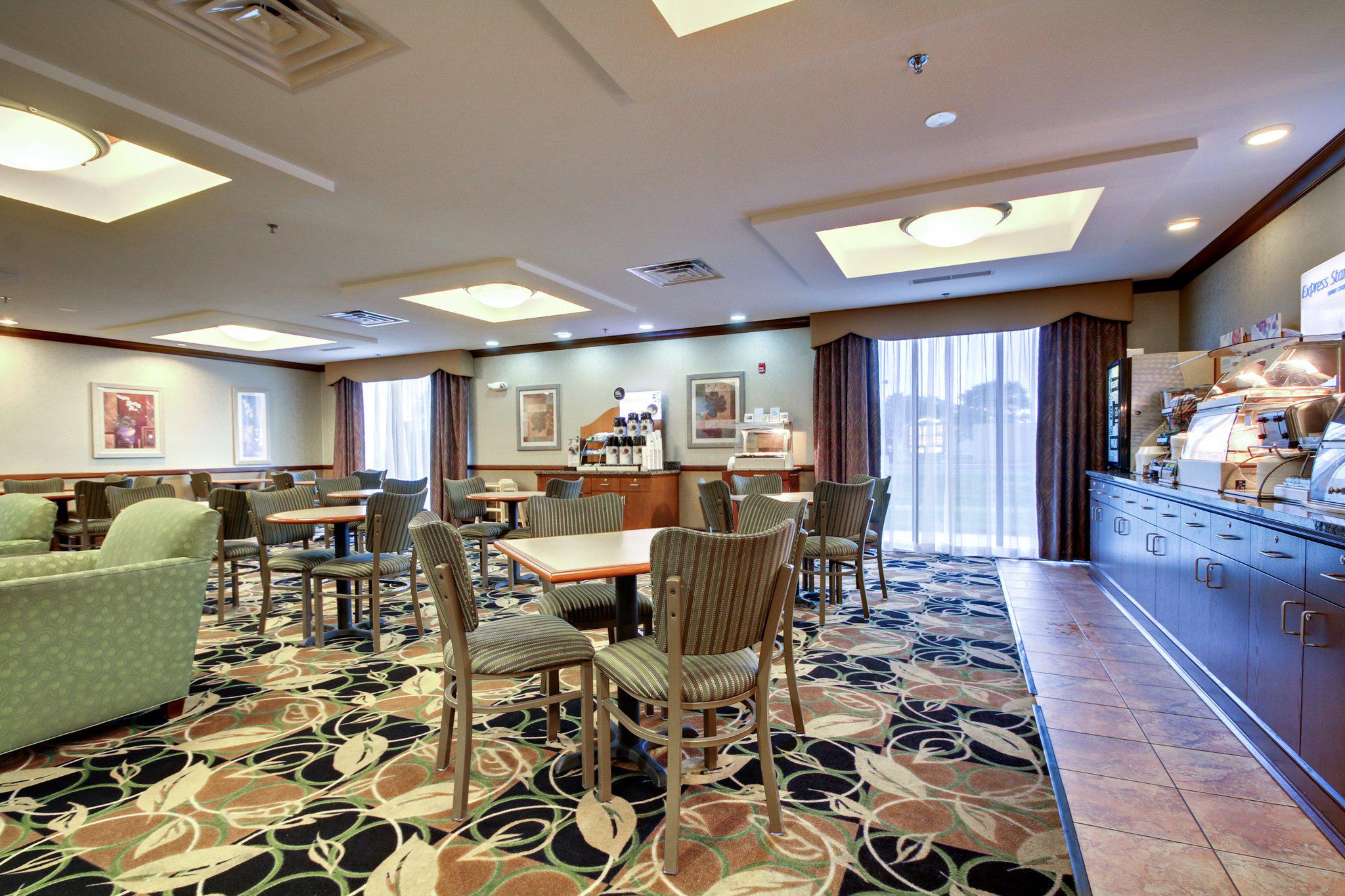 Holiday Inn Express & Suites Peru - Lasalle Area Photo