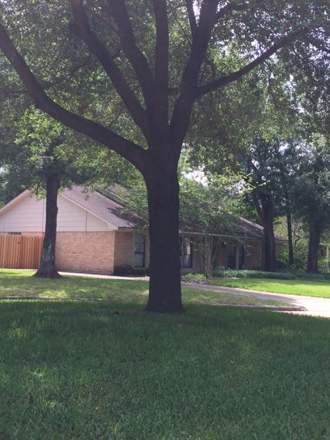 Gail's Lawn Service &amp; Landscaping Logo