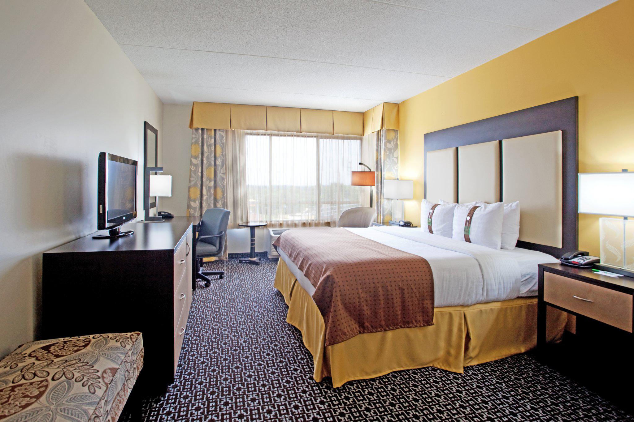 Holiday Inn & Suites Columbia-Airport Photo