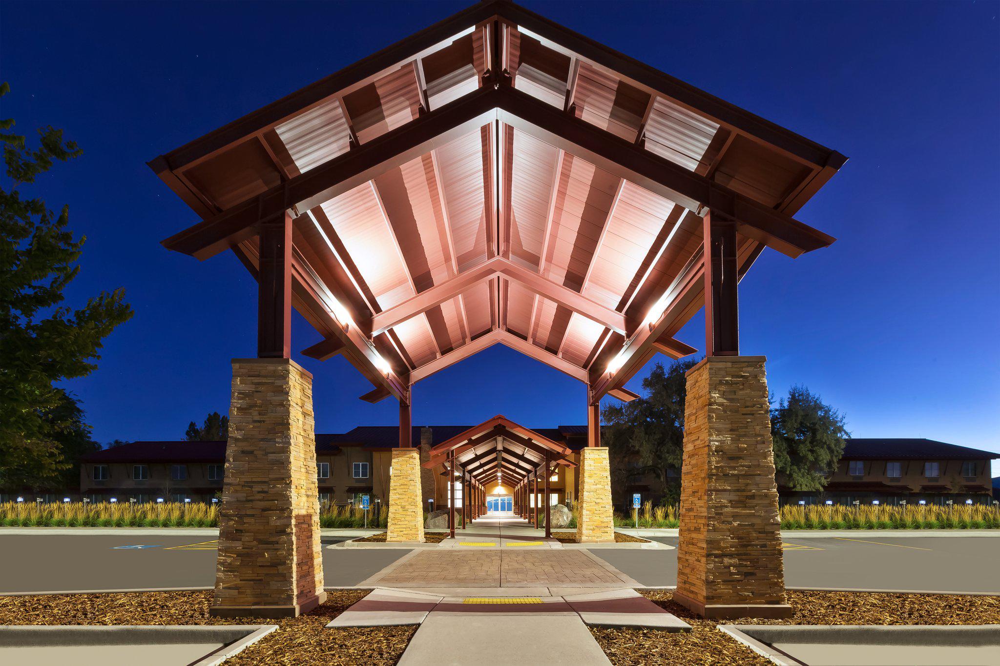 Holiday Inn Express Desert Lodge Logo