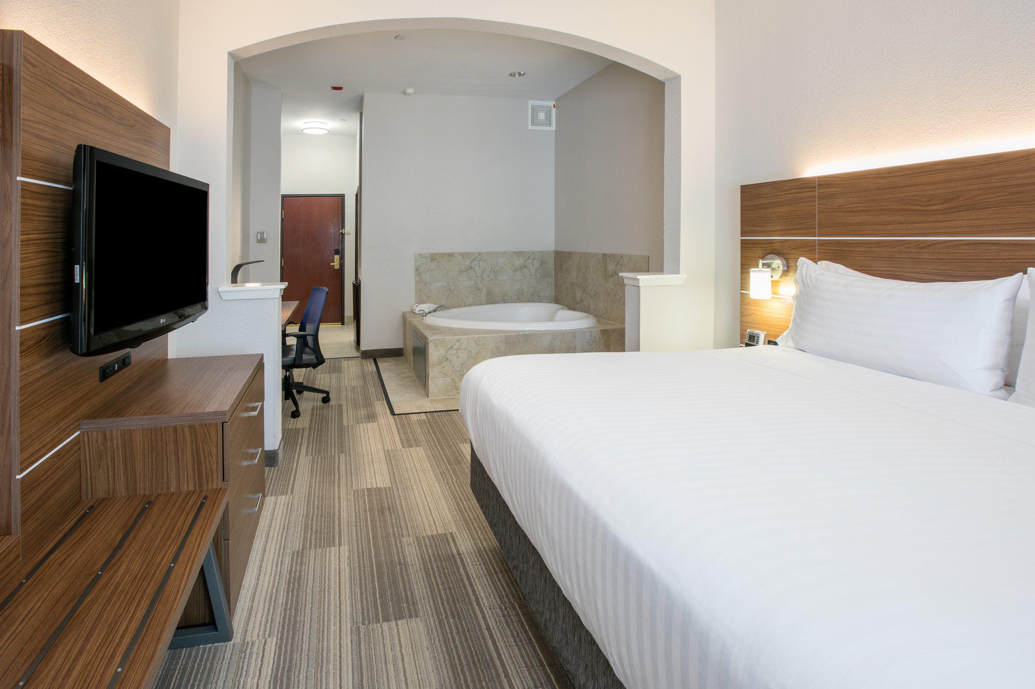 Holiday Inn Express & Suites Dallas - Grand Prairie I-20 Photo