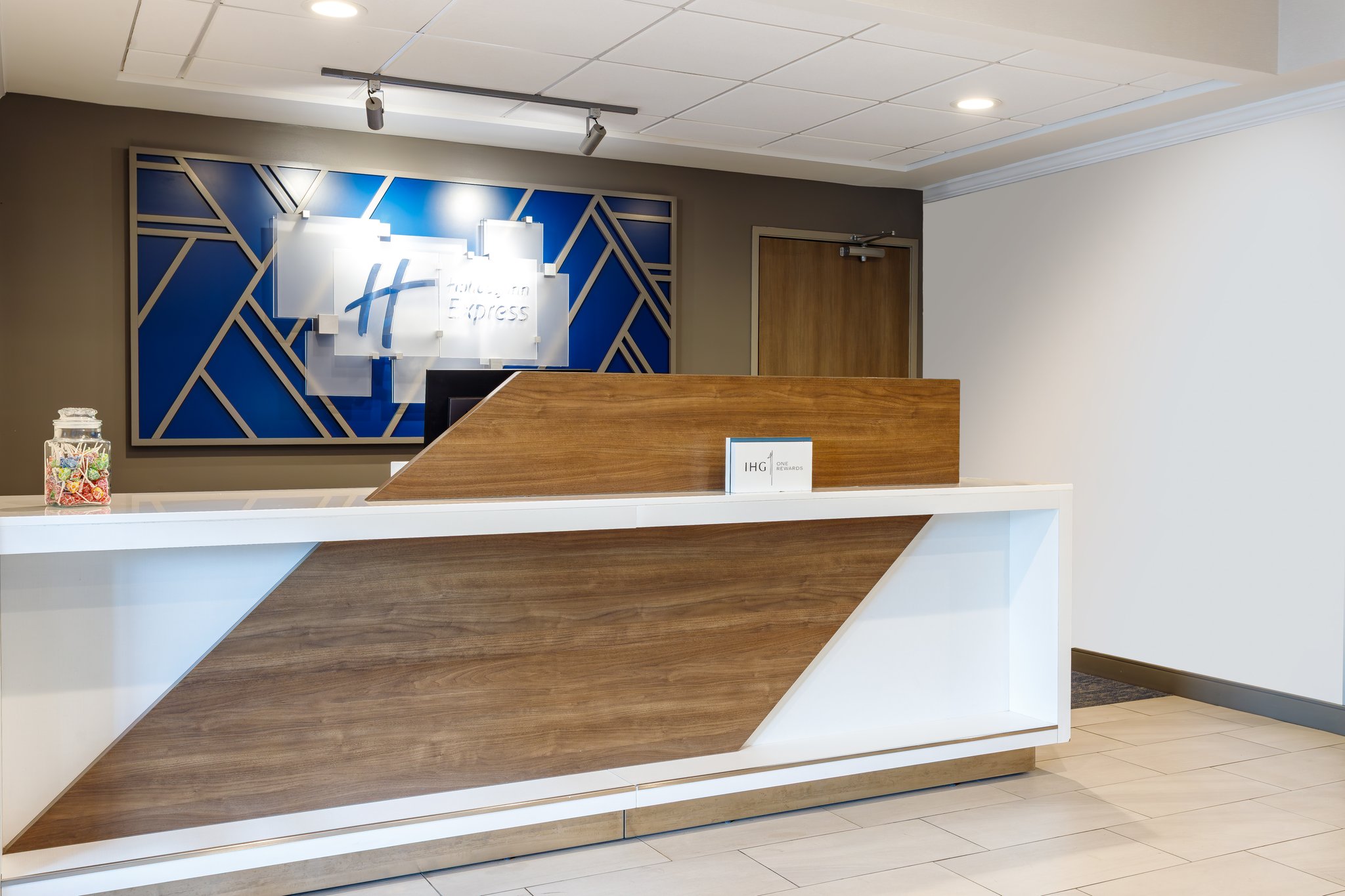 Holiday Inn Express & Suites Lancaster by IHG Image