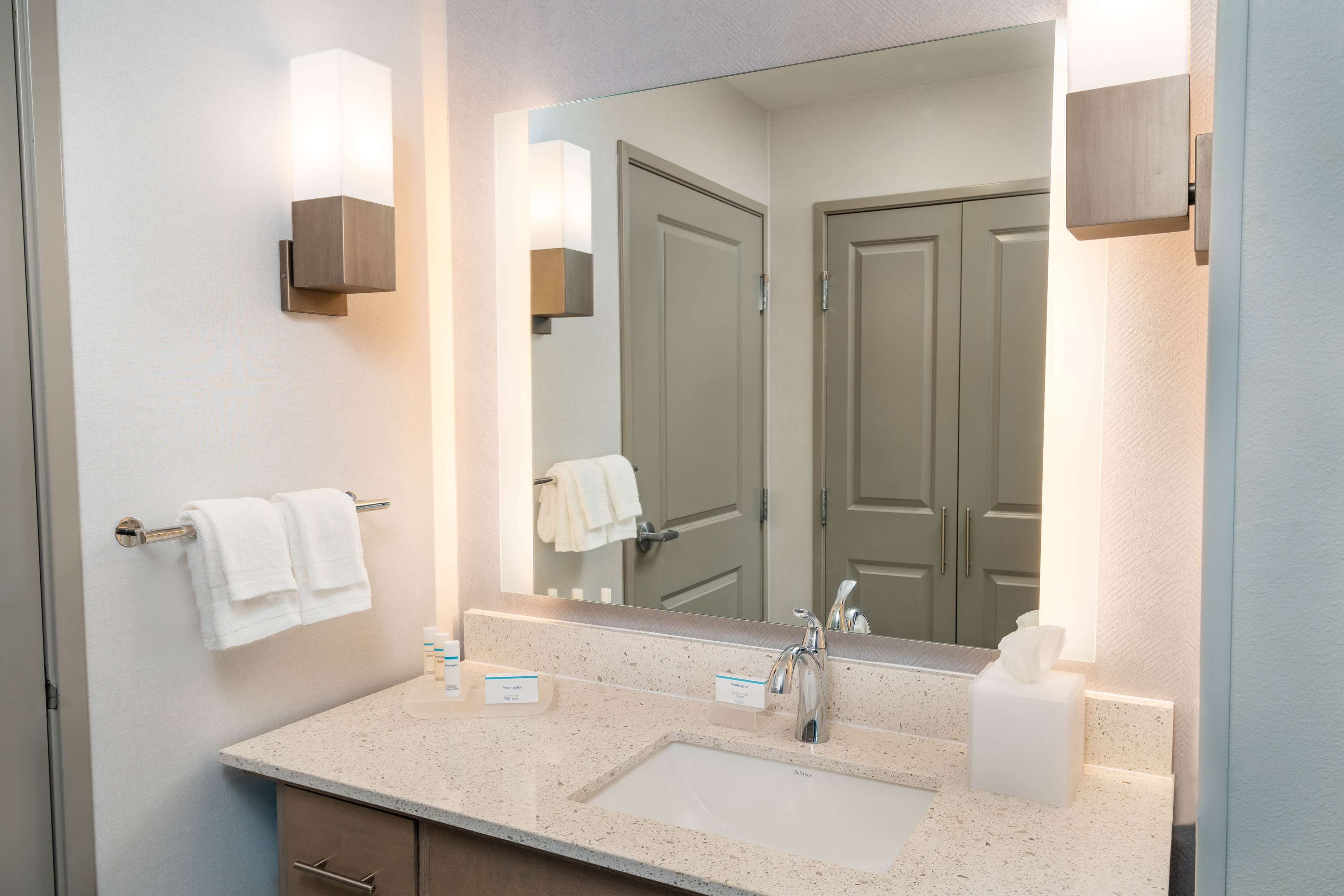 Guest room bath