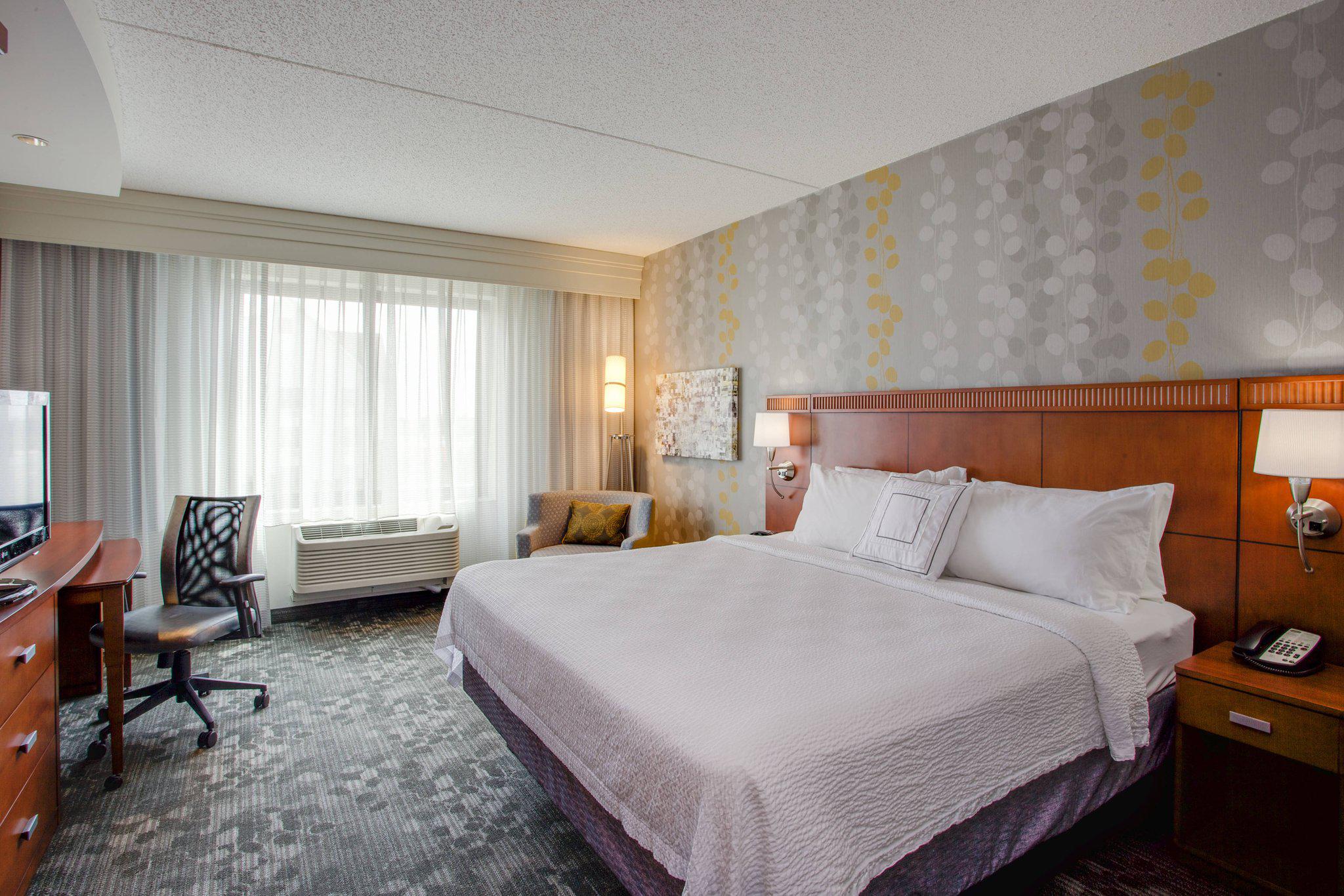 Courtyard by Marriott Republic Airport Long Island/Farmingdale Photo