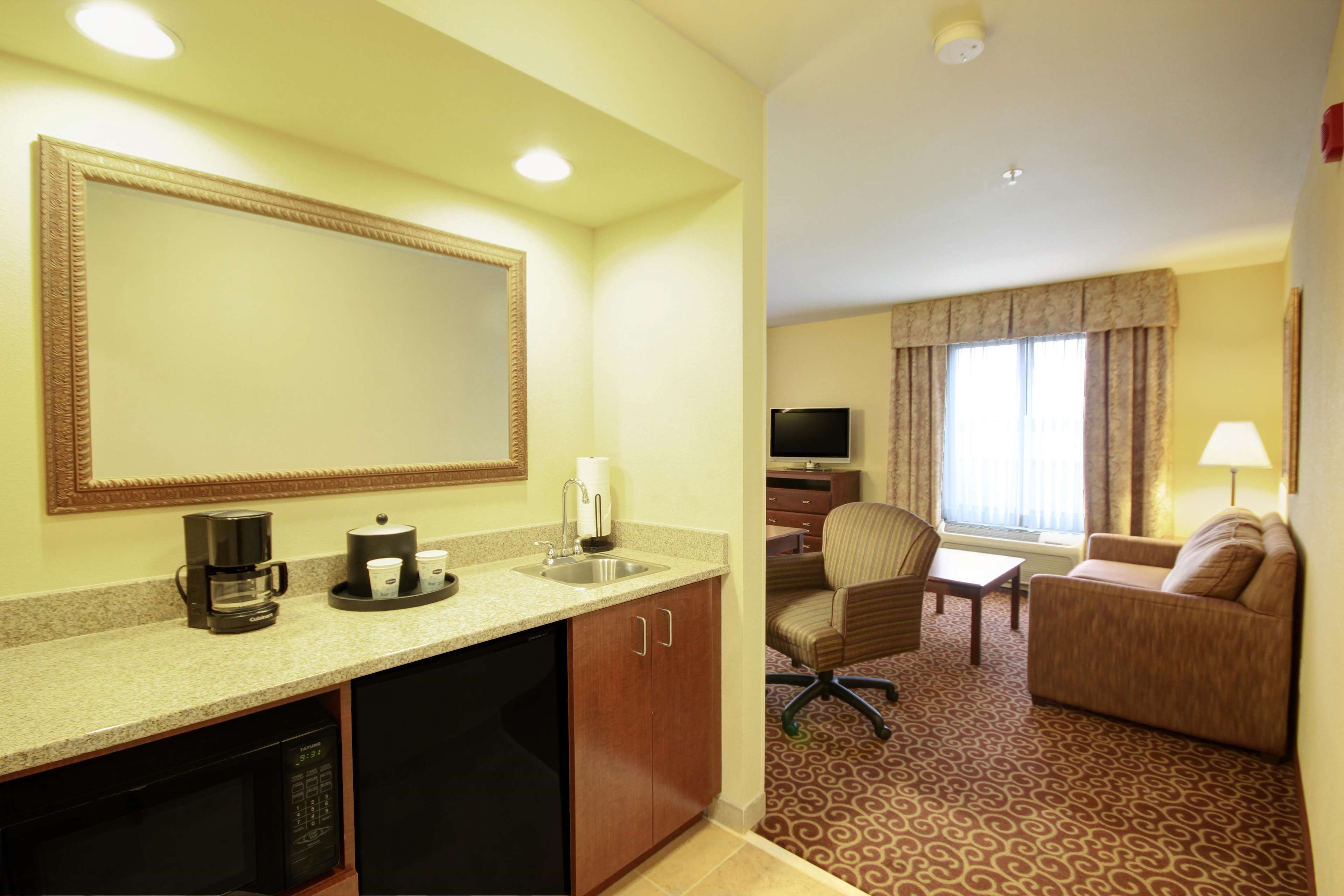 Hampton Inn & Suites Alexandria Photo