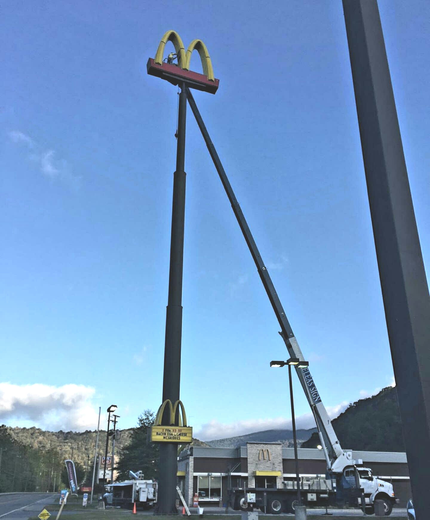 Eleas Sign Repair  and  Crane Service Photo