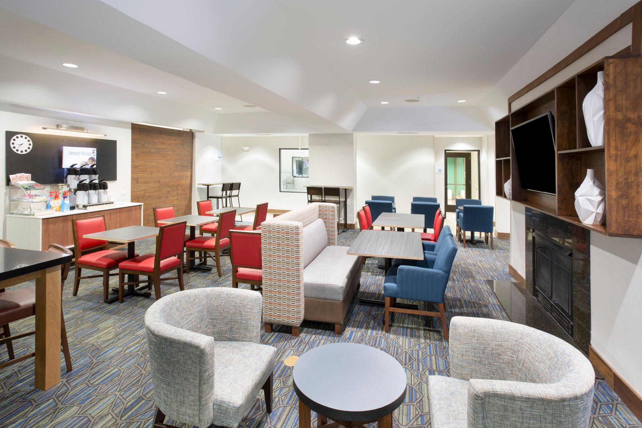 Holiday Inn Express Kansas City - at the Legends Photo